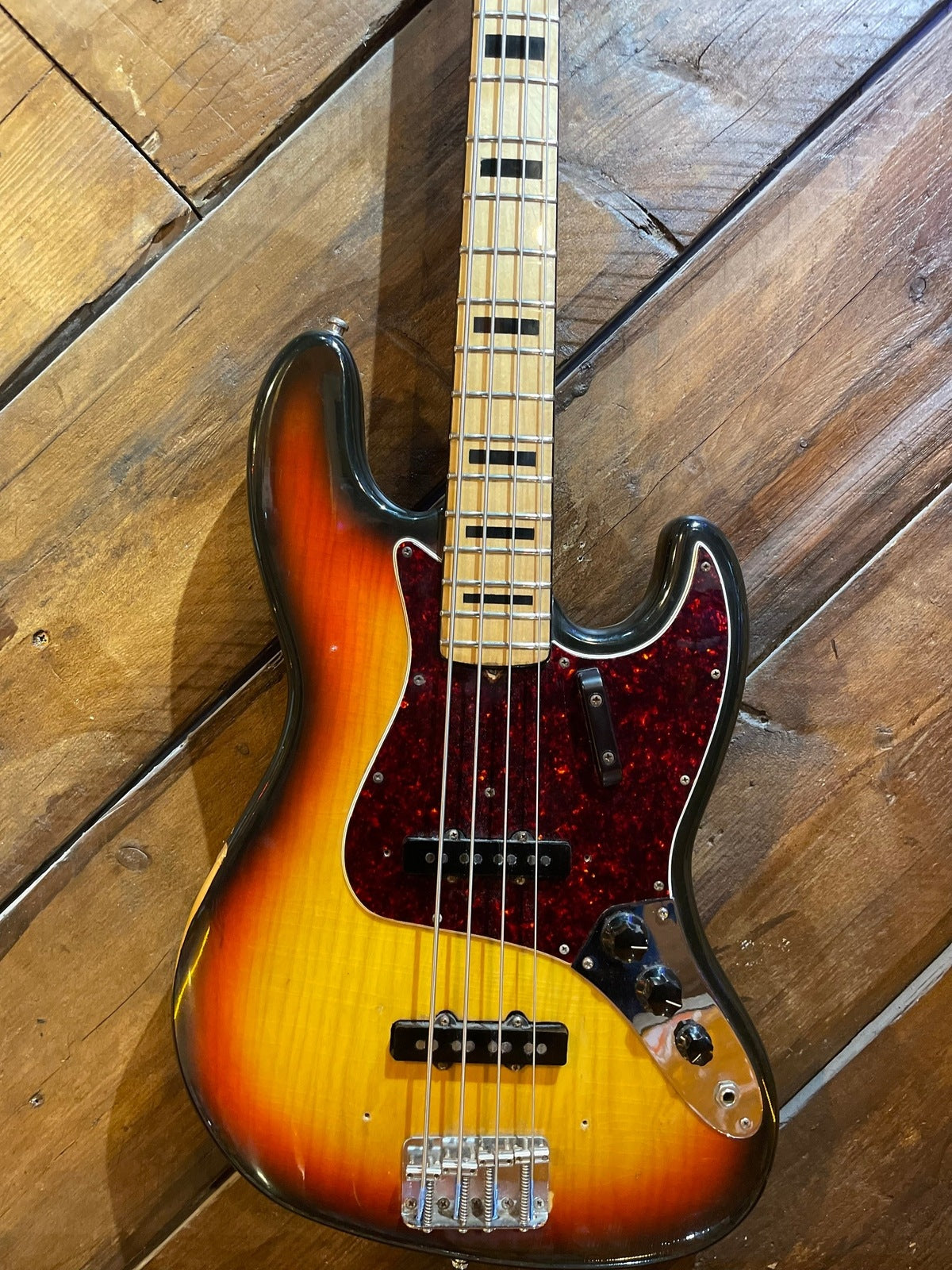 S/H 1972 Fender Jazz Bass, Three Tone Sunburst