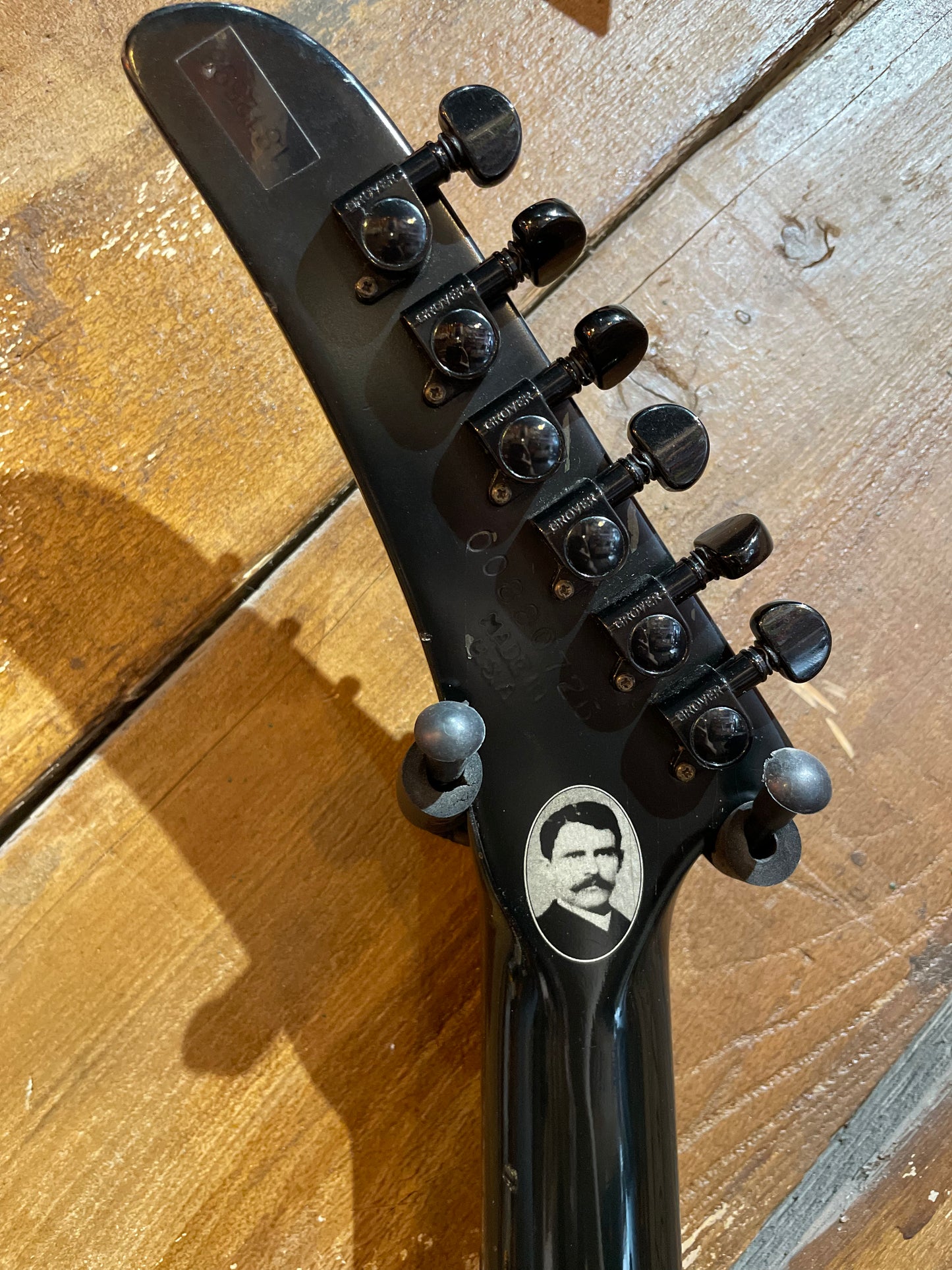 S/H 2000 Gibson USA 'Gothic' Explorer