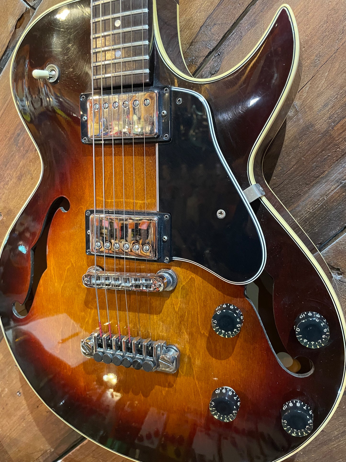 S/H 1980 Gibson Howard Roberts Fusion, Three Tone Sunburst