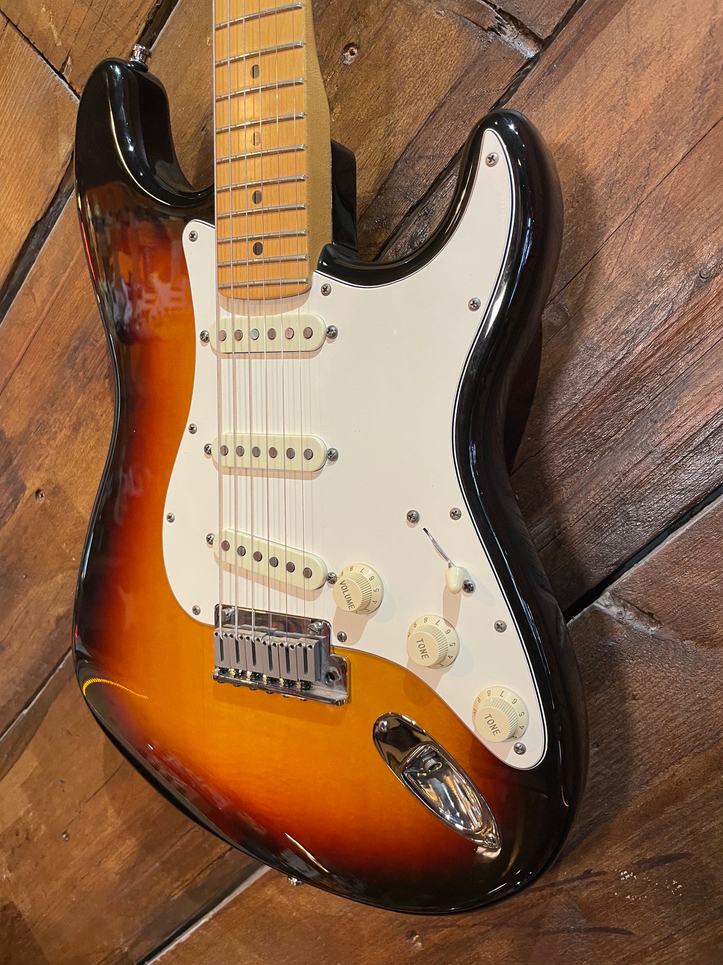 S/H 1988 Fender American Standard Stratocaster, Three Tone Sunburst