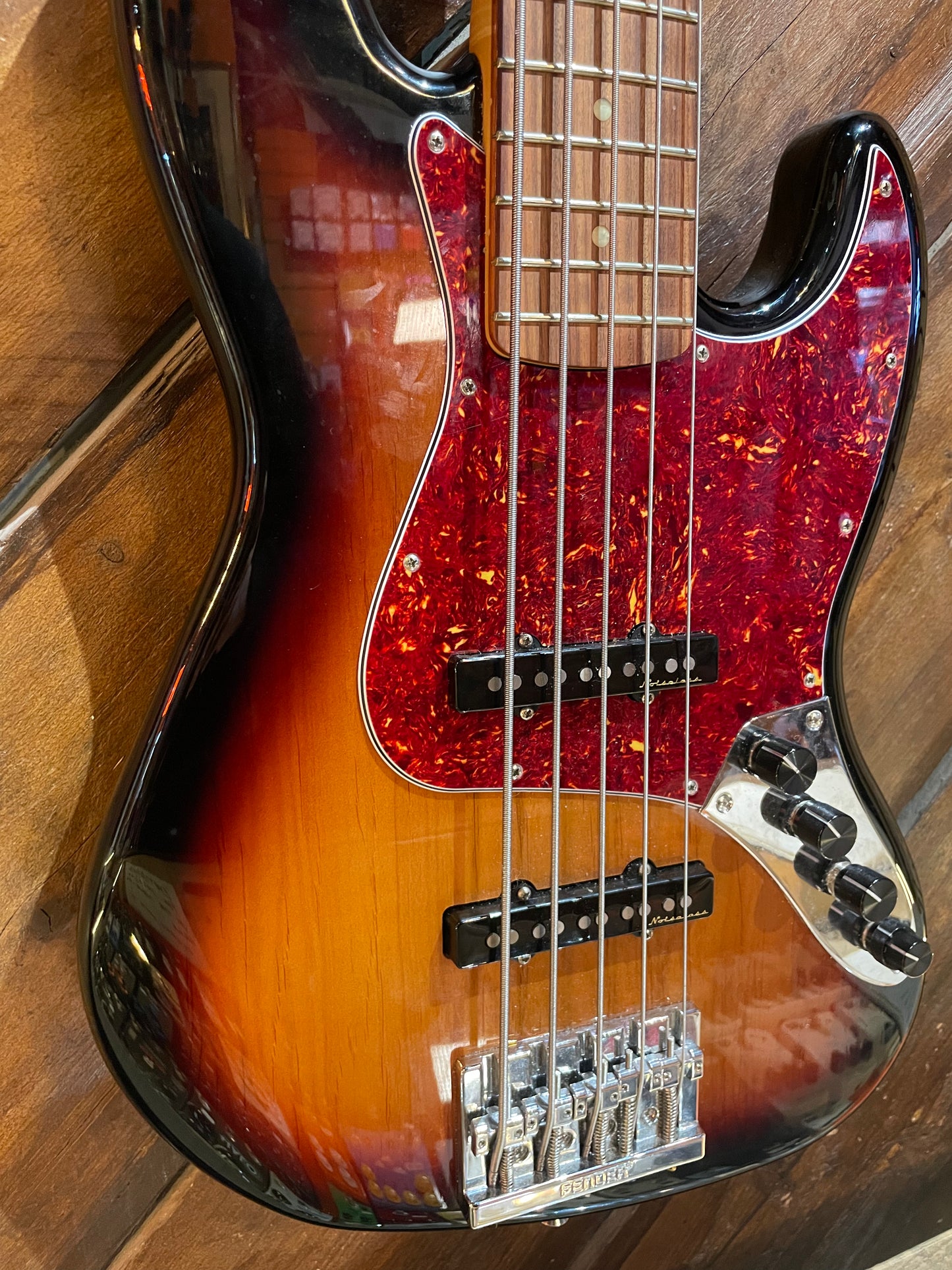 S/H Fender Player Plus Jazz Bass V, Three Tone Sunburst w/ Upgraded Sadowsky Preamp