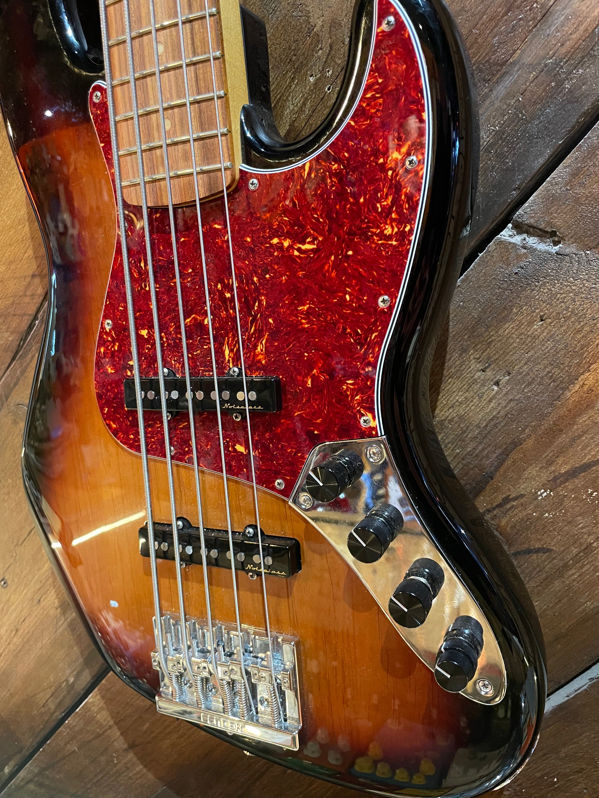 S/H Fender Player Plus Jazz Bass V, Three Tone Sunburst w/ Upgraded Sadowsky Preamp