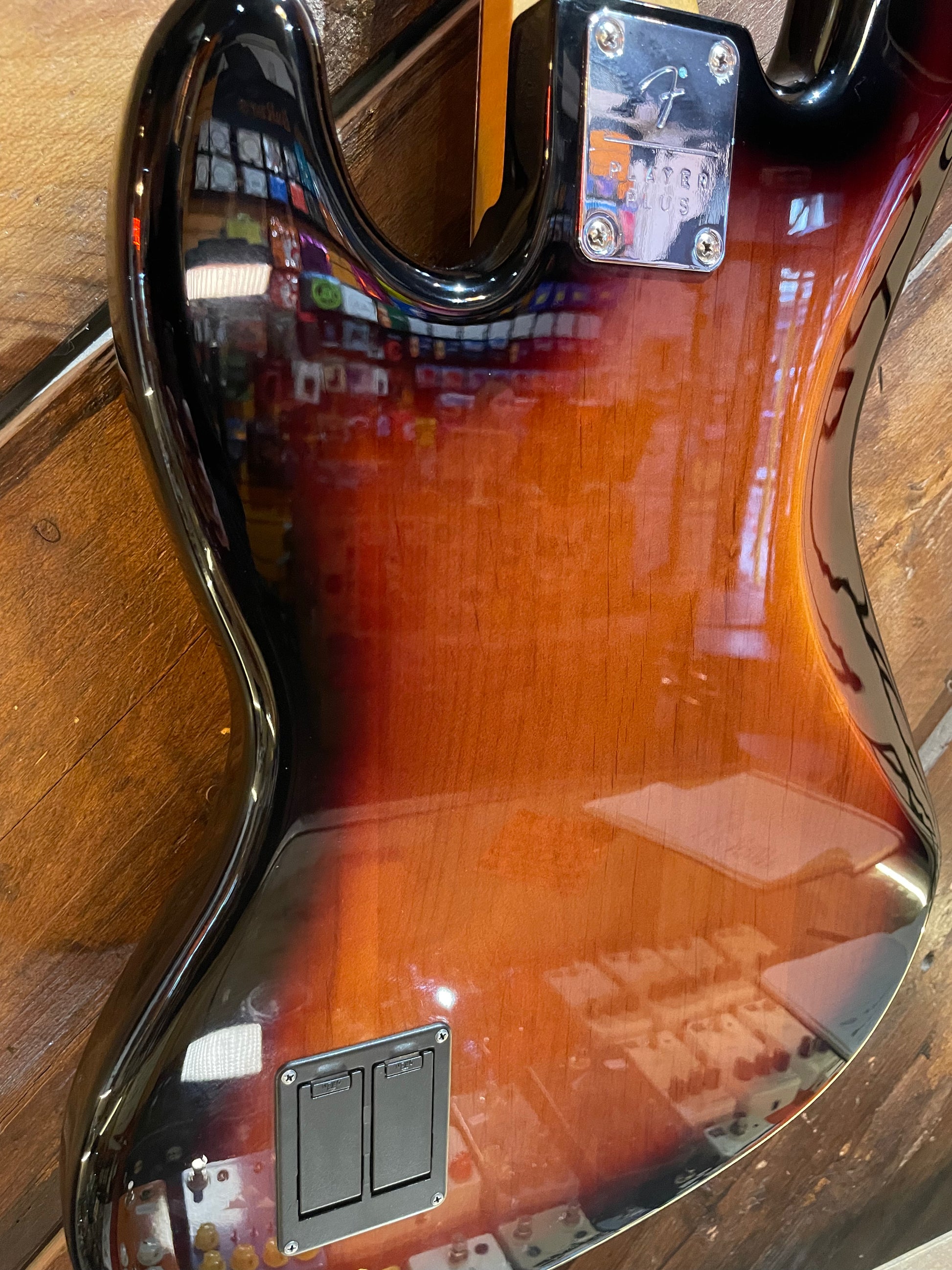 S/H Fender Player Plus Jazz Bass V, Three Tone Sunburst w/ Upgraded Sadowsky Preamp