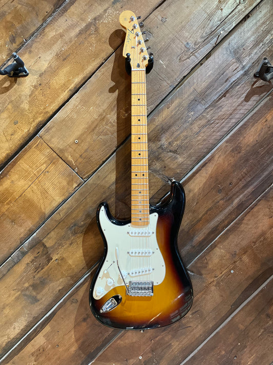 S/H 2011 Fender Mexican Standard Stratocaster Left Handed, Three Tone Sunburst