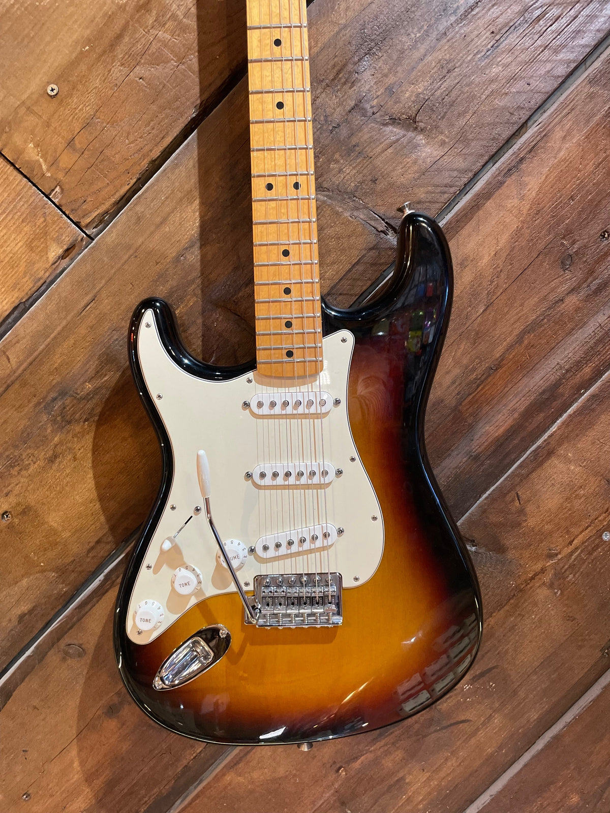 S/H 2011 Fender Mexican Standard Stratocaster Left Handed, Three Tone Sunburst