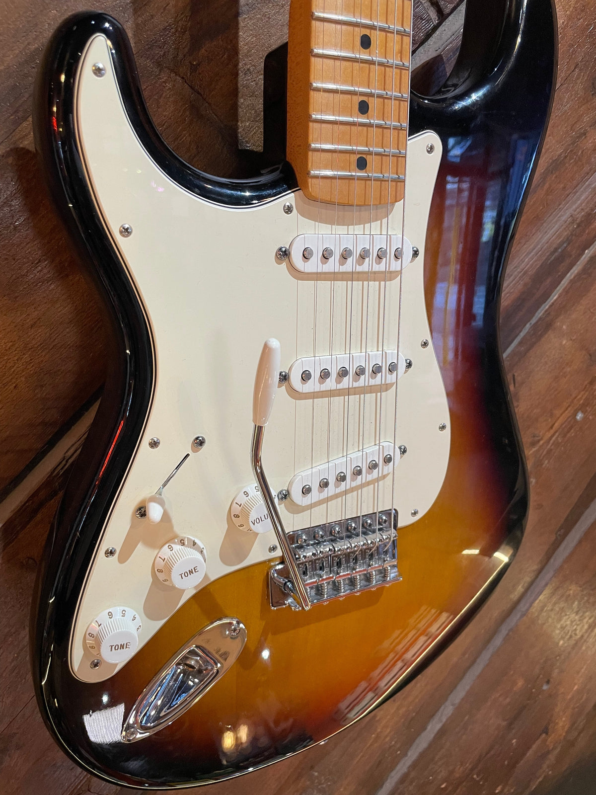 S/H 2011 Fender Mexican Standard Stratocaster Left Handed, Three Tone Sunburst