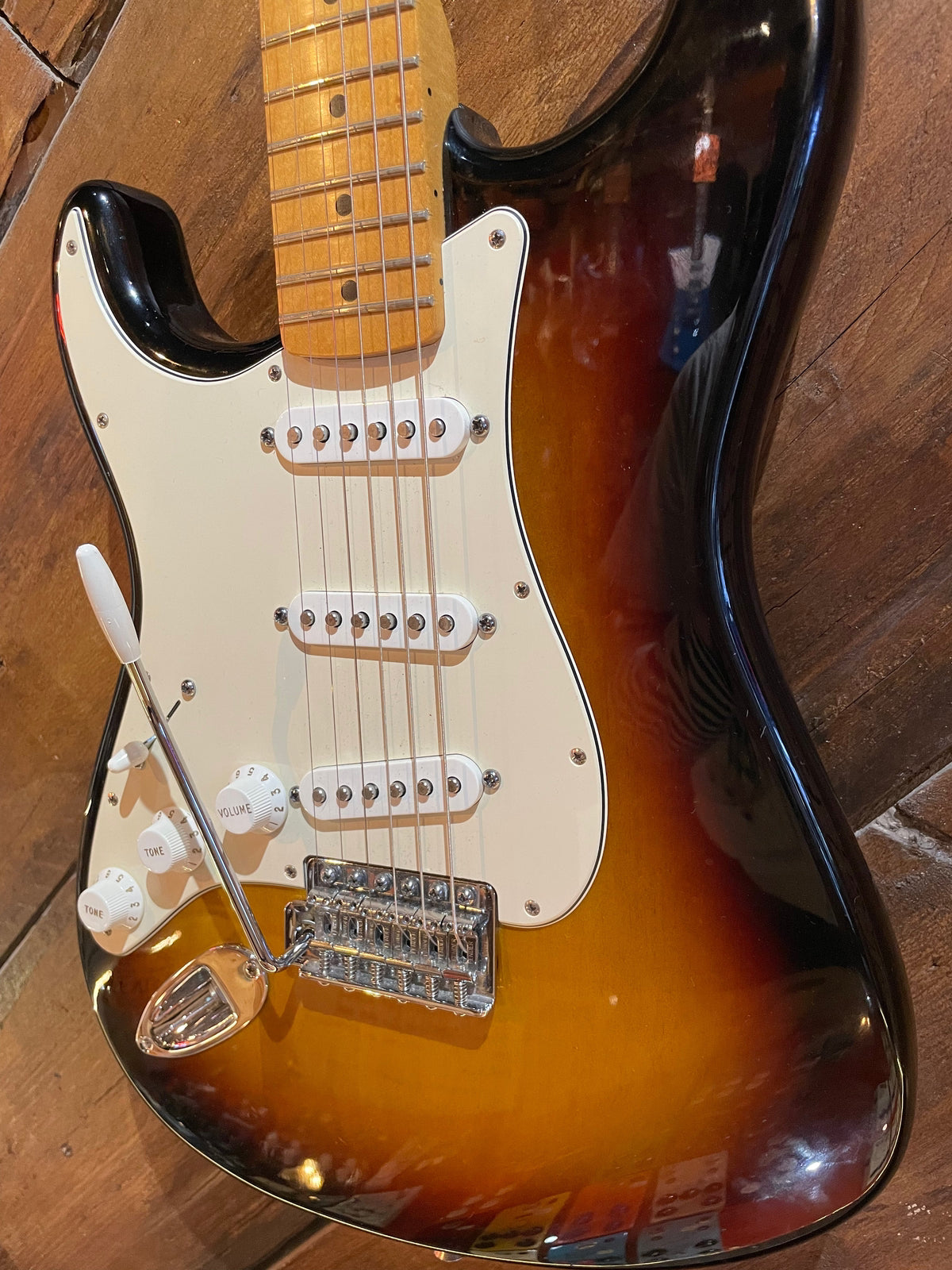 S/H 2011 Fender Mexican Standard Stratocaster Left Handed, Three Tone Sunburst
