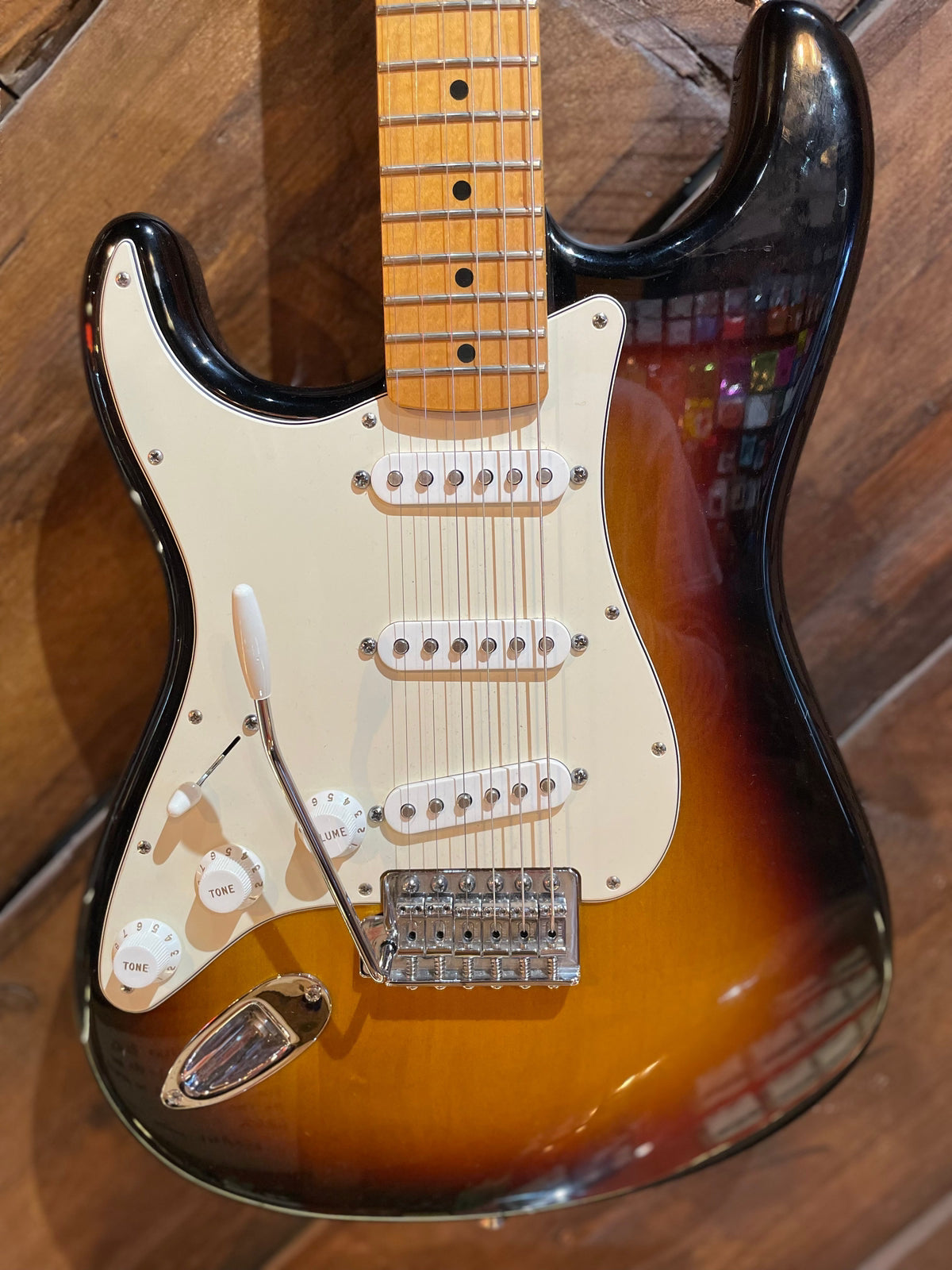 S/H 2011 Fender Mexican Standard Stratocaster Left Handed, Three Tone Sunburst