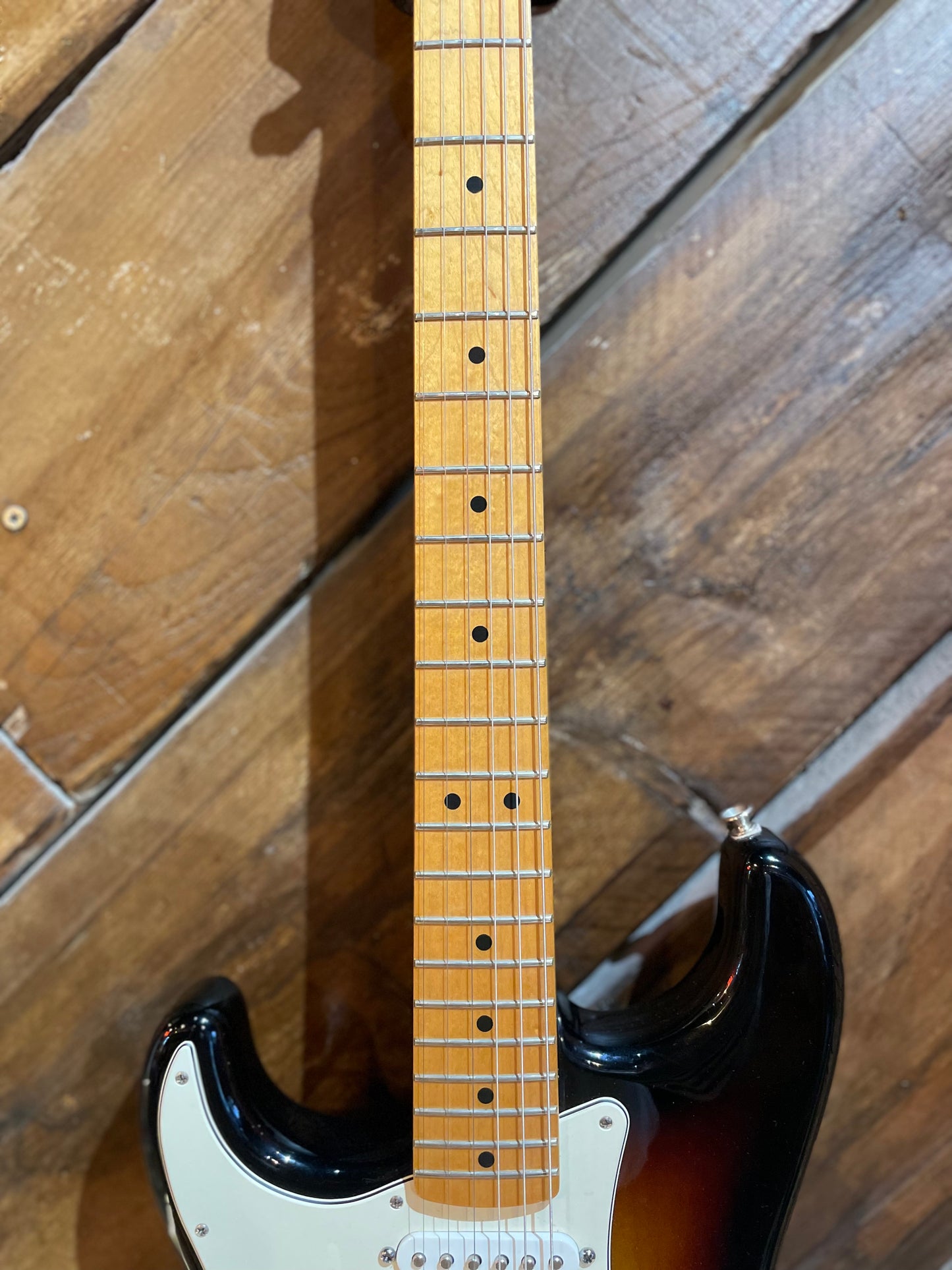 S/H 2011 Fender Mexican Standard Stratocaster Left Handed, Three Tone Sunburst