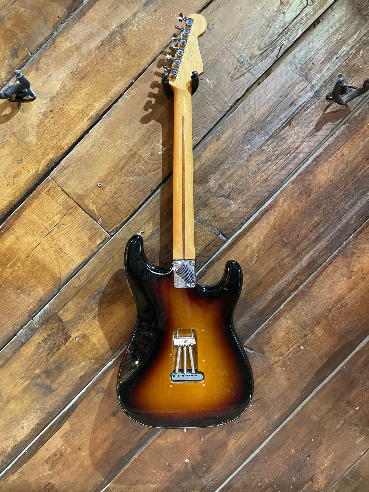 S/H 2011 Fender Mexican Standard Stratocaster Left Handed, Three Tone Sunburst