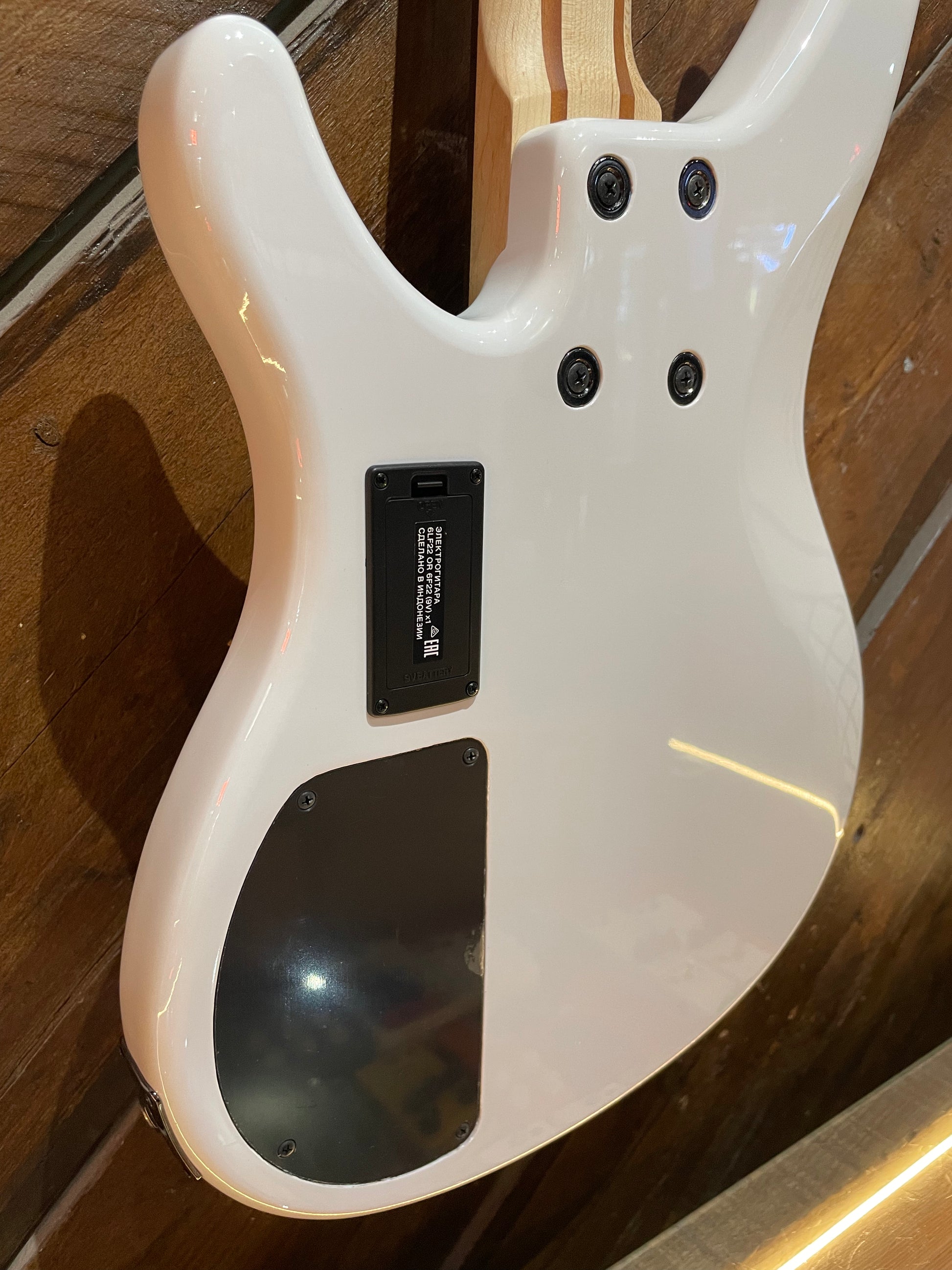 S/H Yamaha TRBX304 Electric Bass Guitar, White