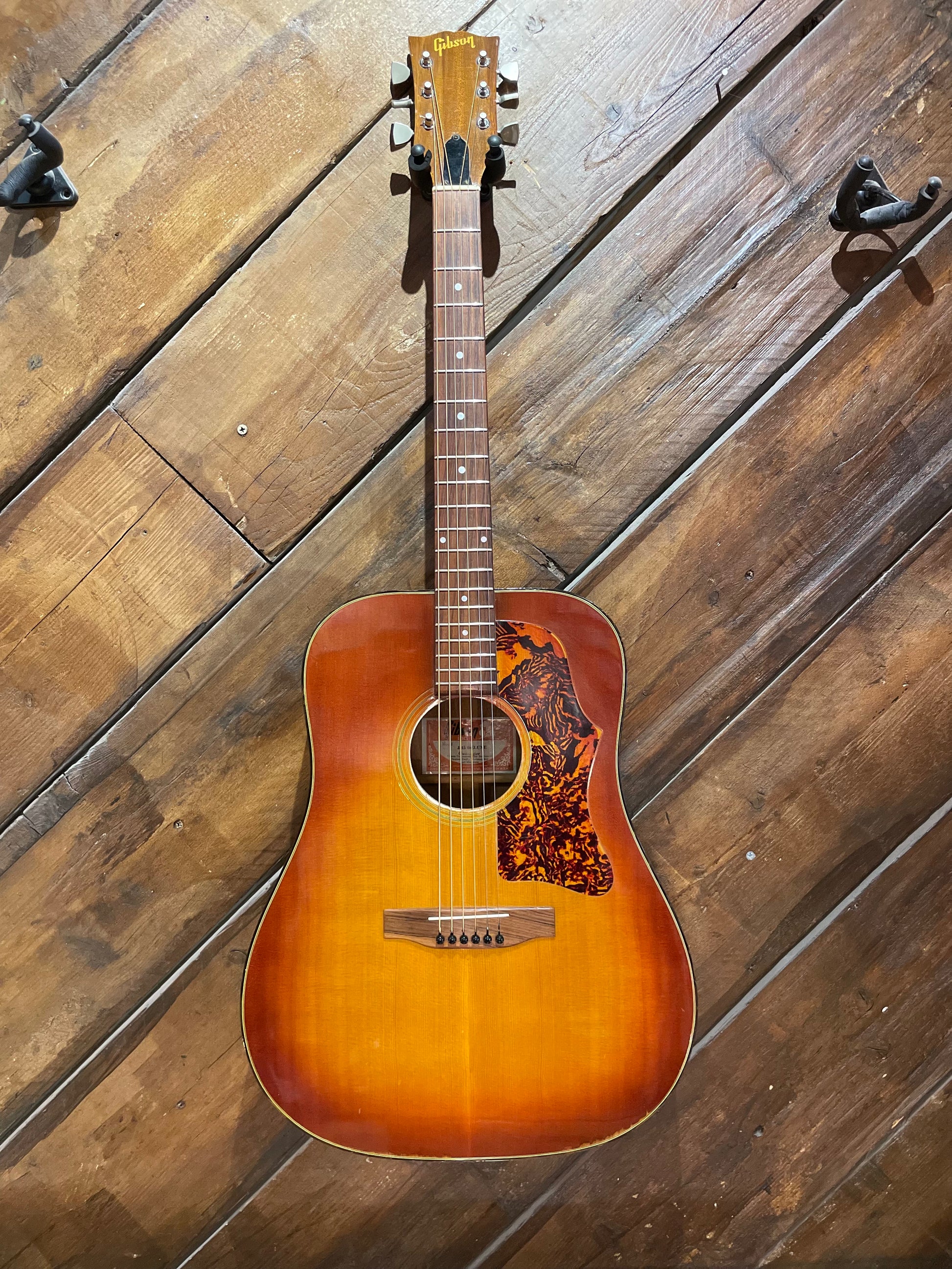S/H 1973 Gibson J-45 Deluxe, Sunburst