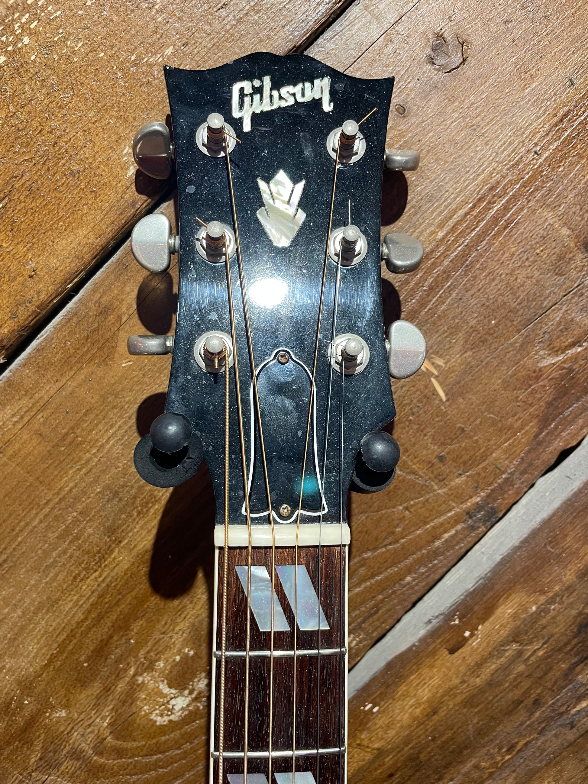 S/H 2007 Gibson Dove, Antique Natural