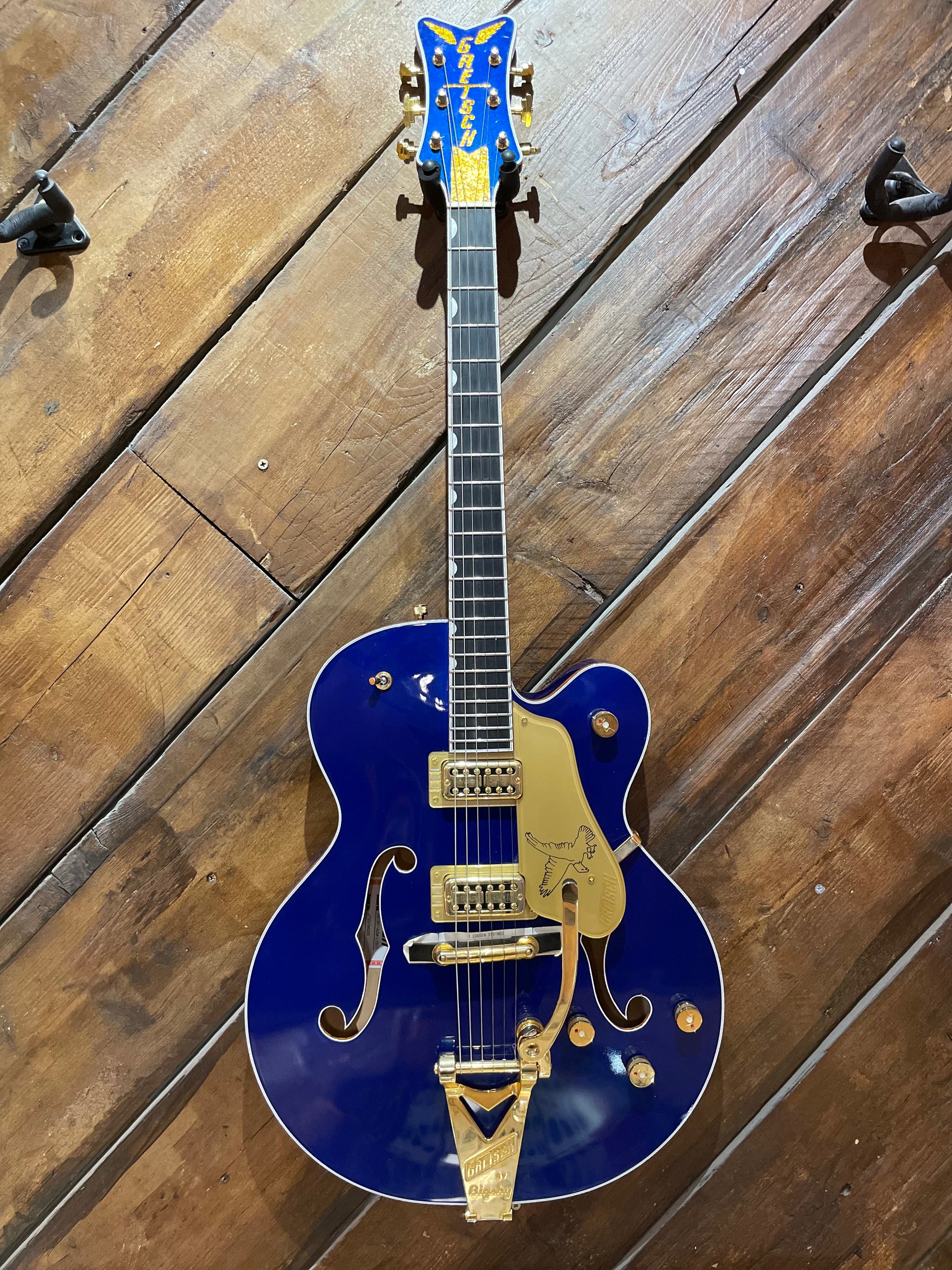 S/H Gretsch G6136T Limited Edition Falcon with String Thru Bigsby, Azure Blue Metallic
