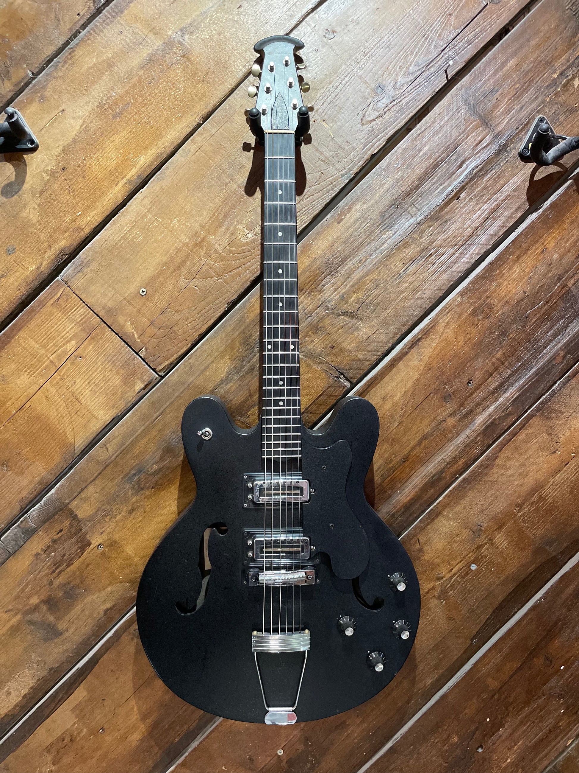 S/H 1970 Ovation USA Eclipse 1235 Hollow-Body Electirc Guitar, Black