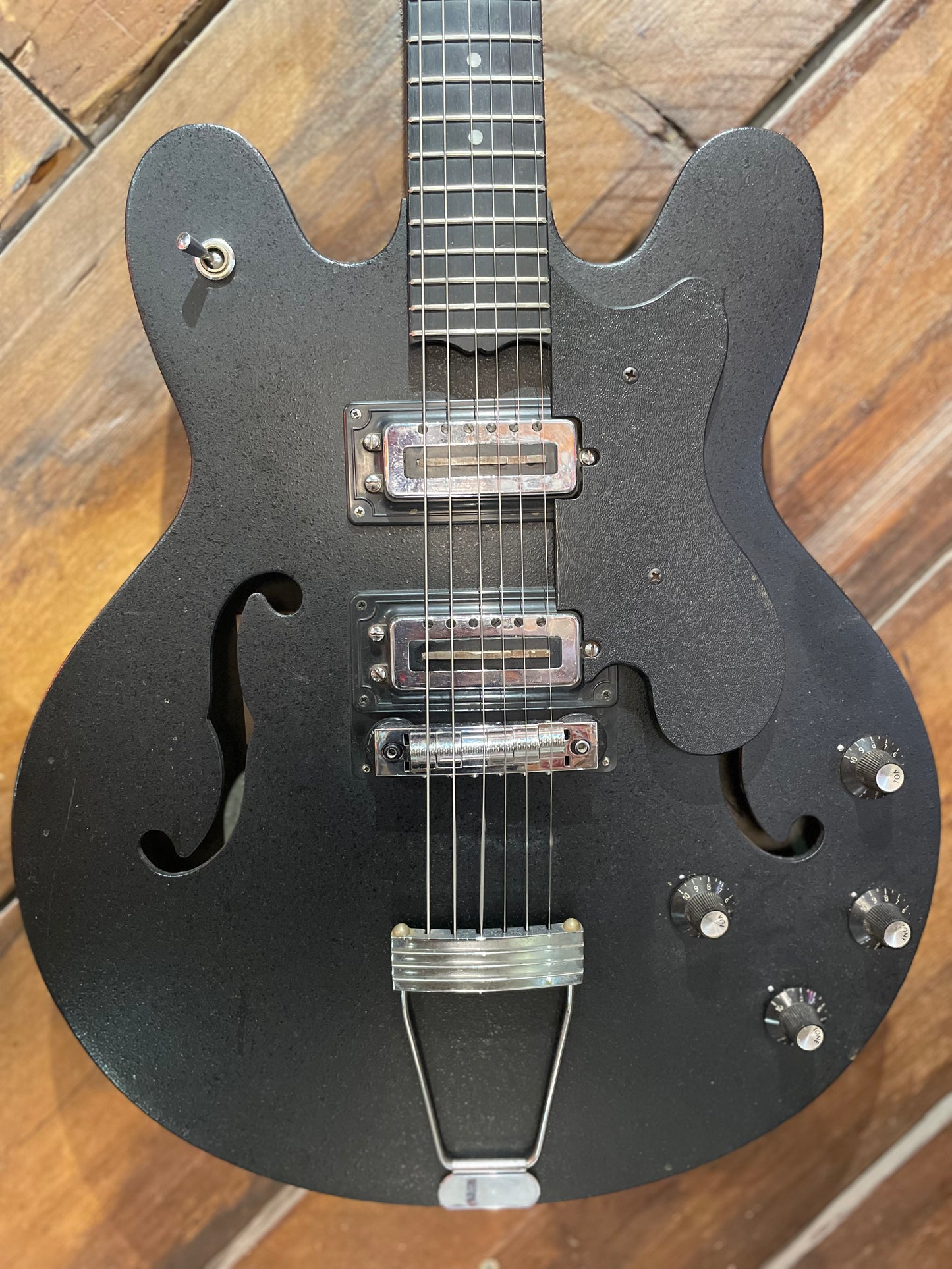 S/H 1970 Ovation USA Eclipse 1235 Hollow-Body Electirc Guitar, Black