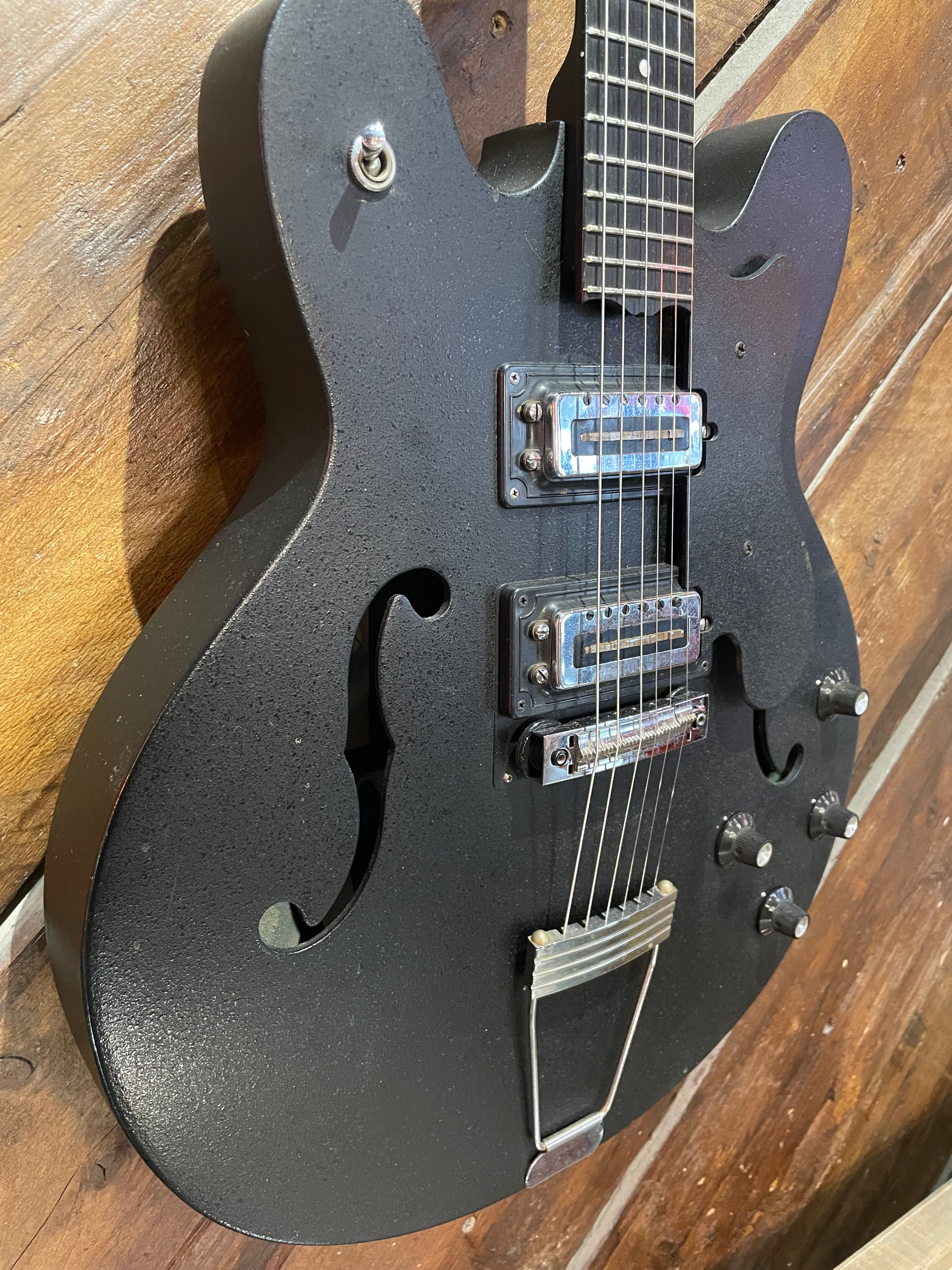 S/H 1970 Ovation USA Eclipse 1235 Hollow-Body Electirc Guitar, Black