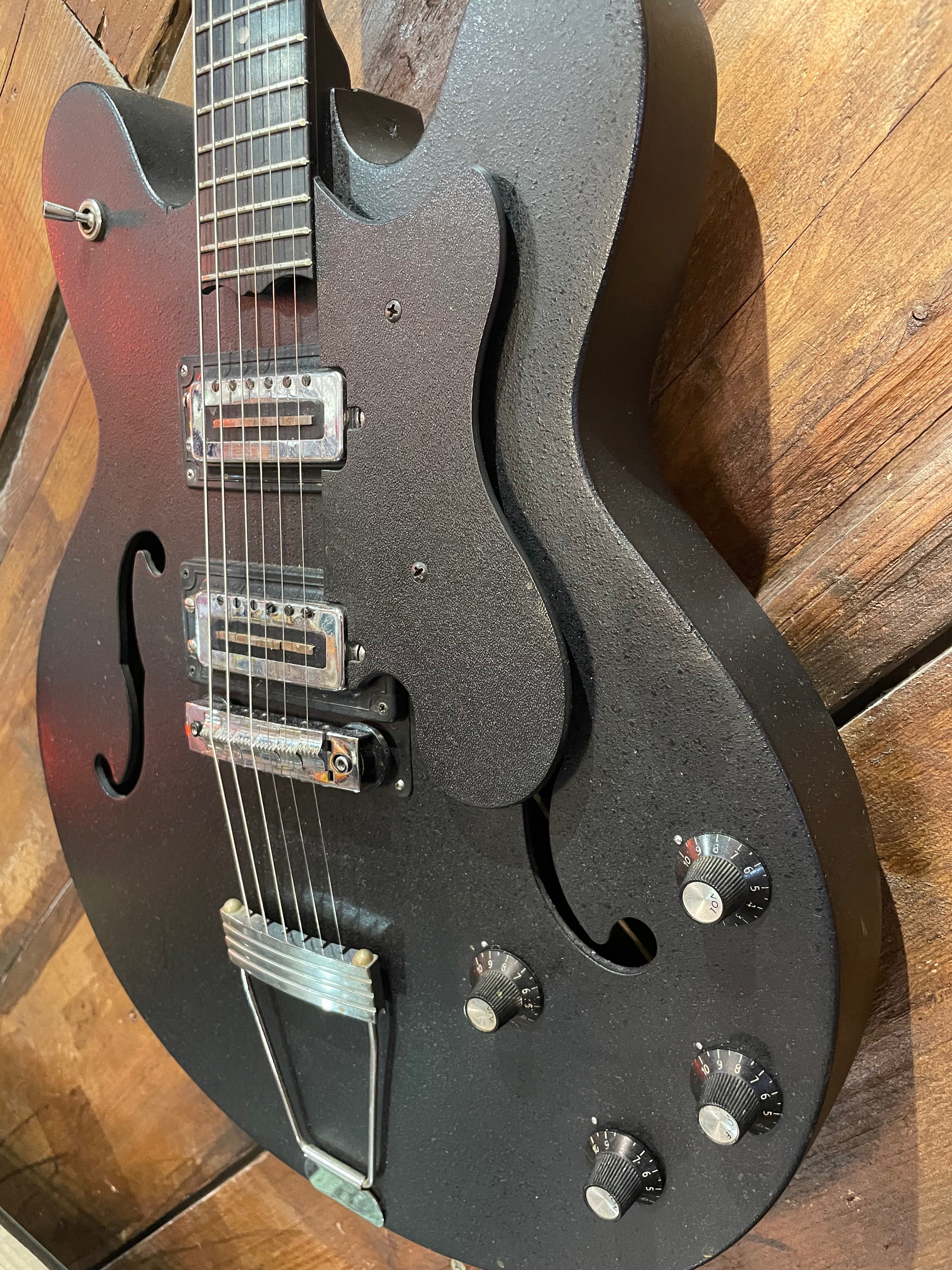 S/H 1970 Ovation USA Eclipse 1235 Hollow-Body Electirc Guitar, Black