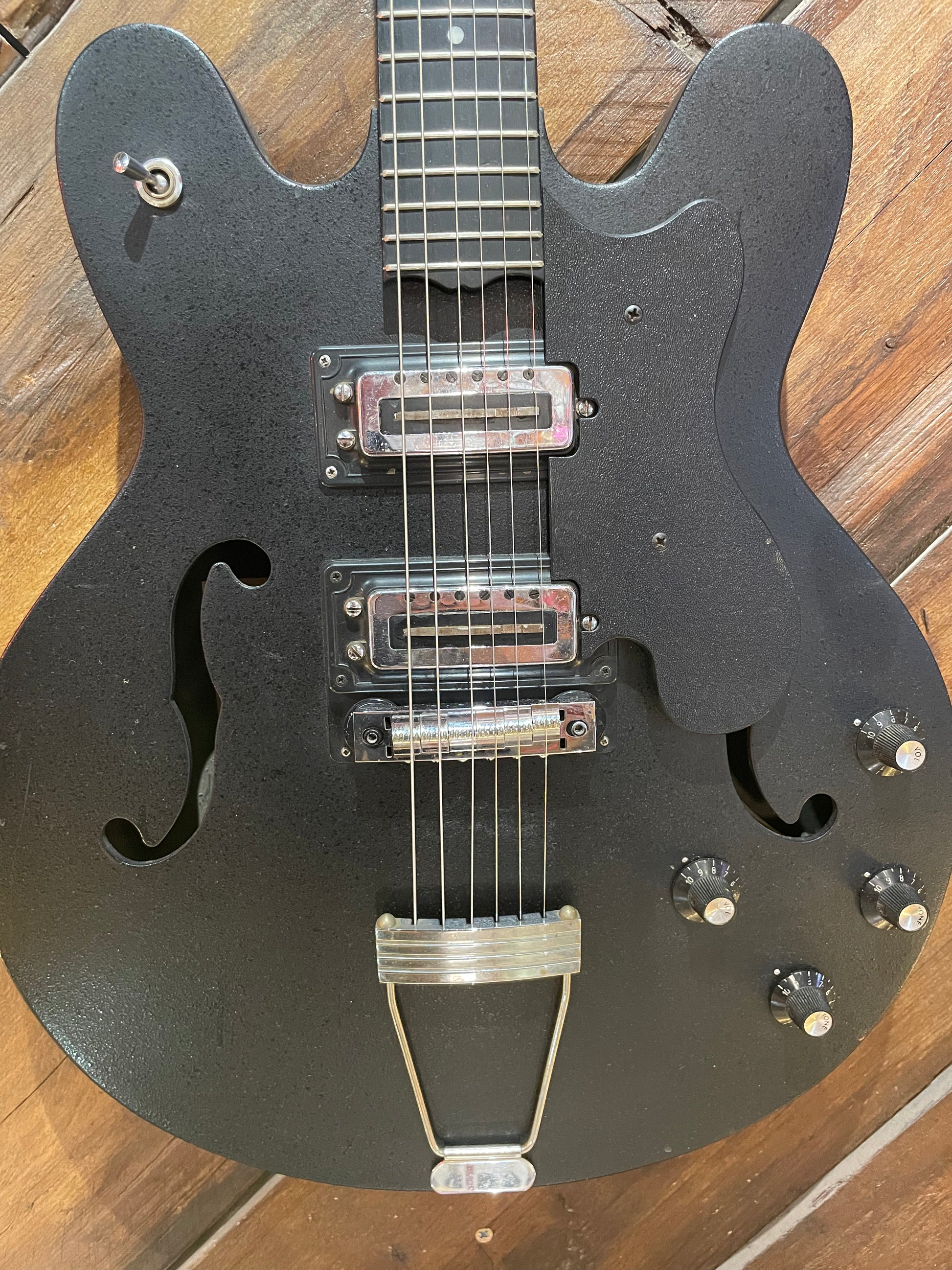S/H 1970 Ovation USA Eclipse 1235 Hollow-Body Electirc Guitar, Black