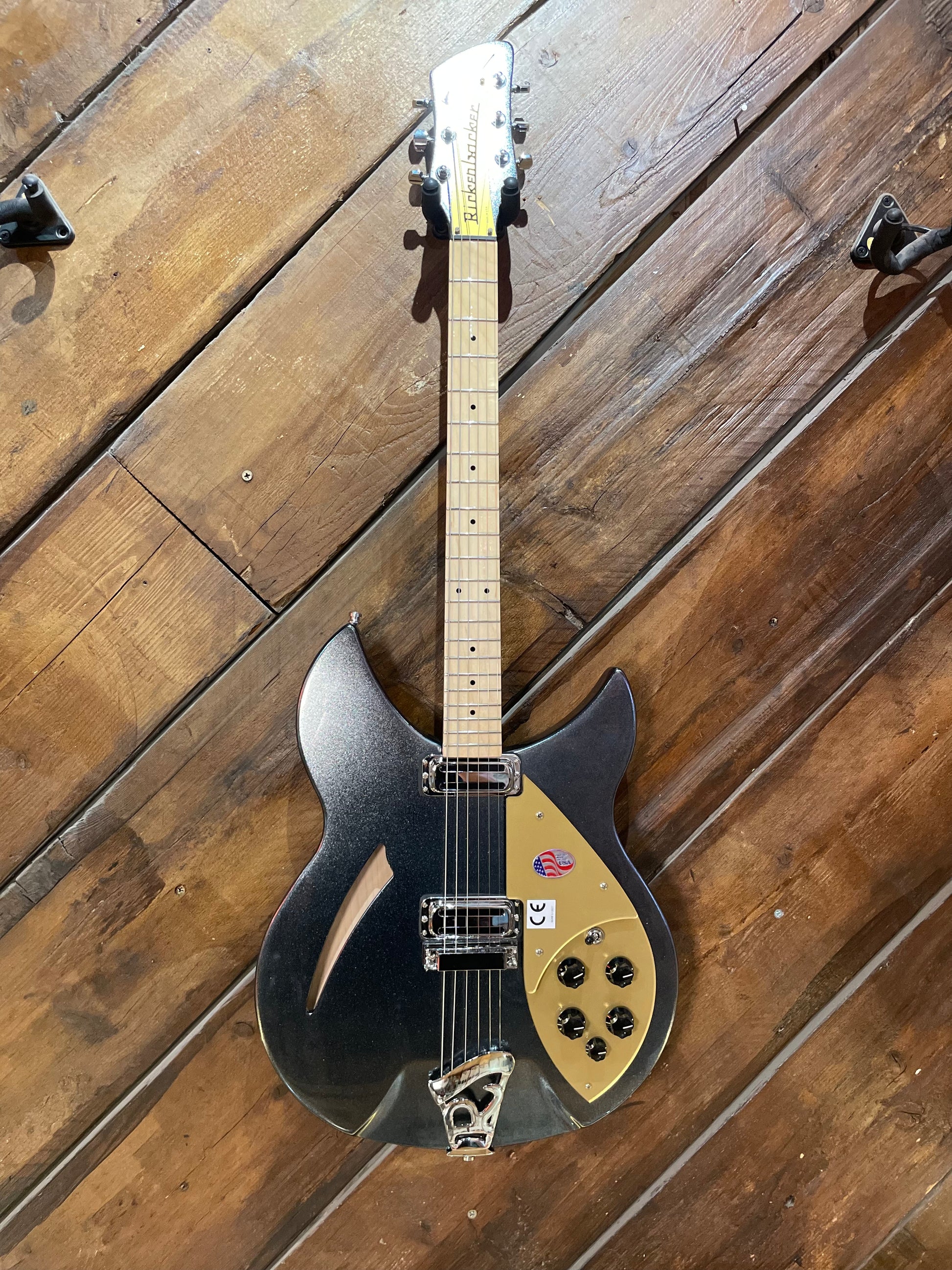 Rickenbacker Limited Edition 330 VP, Jetglo Pearlstar