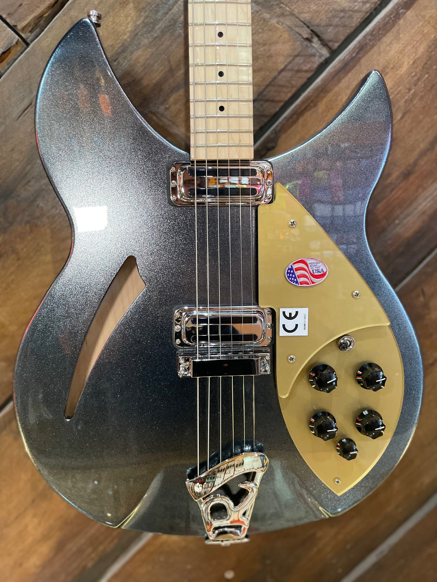 Rickenbacker Limited Edition 330 VP, Jetglo Pearlstar