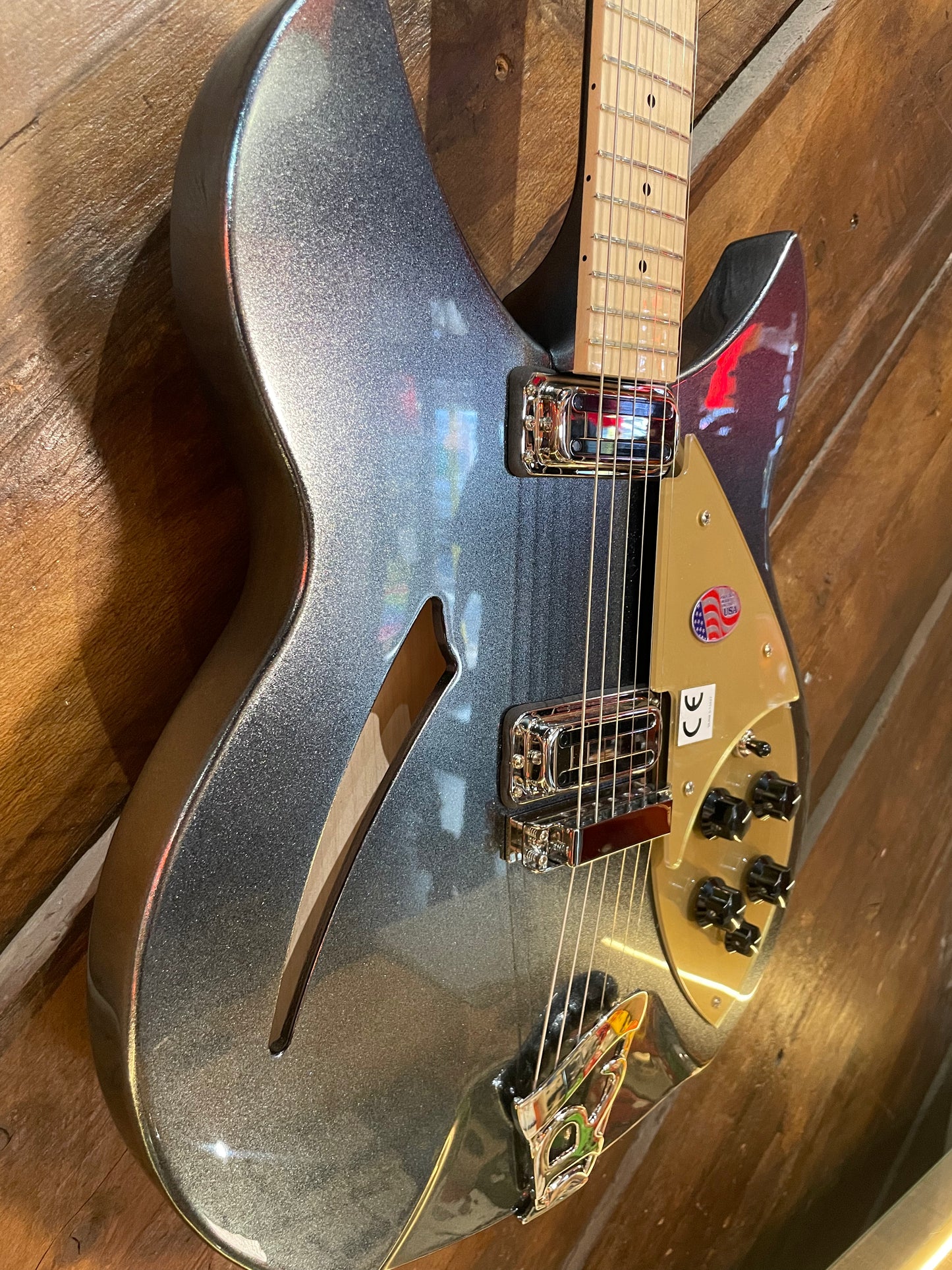 Rickenbacker Limited Edition 330 VP, Jetglo Pearlstar