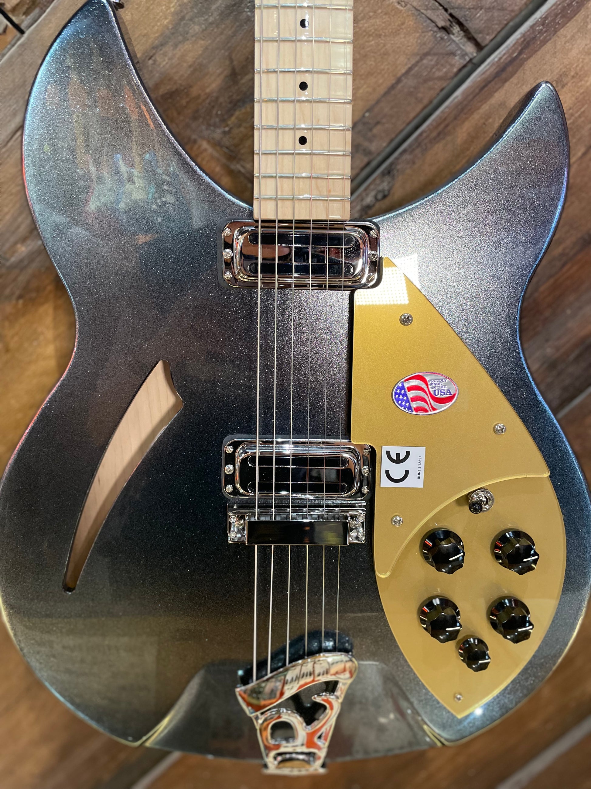 Rickenbacker Limited Edition 330 VP, Jetglo Pearlstar