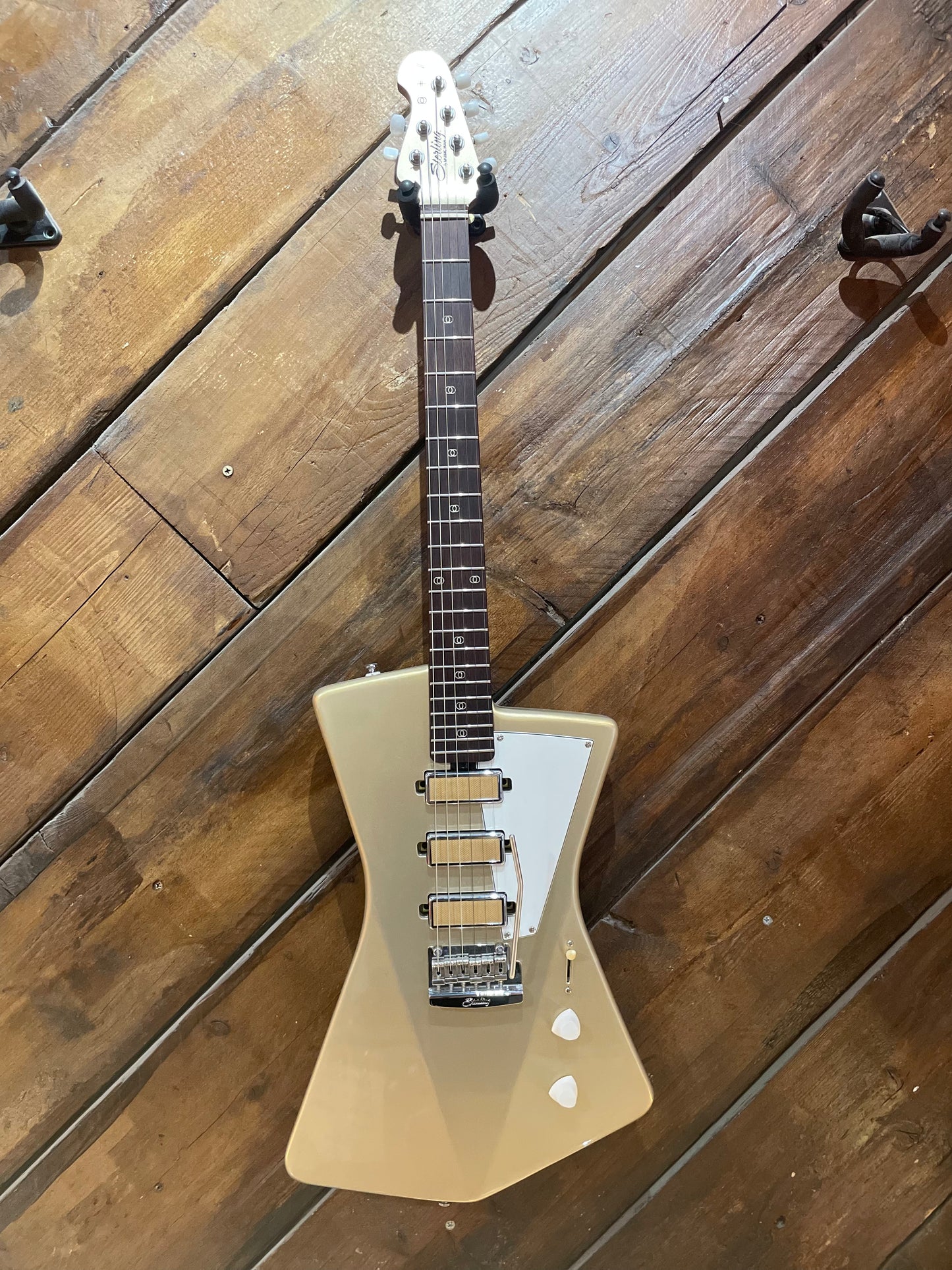 S/H Sterling By Music Man St Vincent Signature Goldie, Cashmere