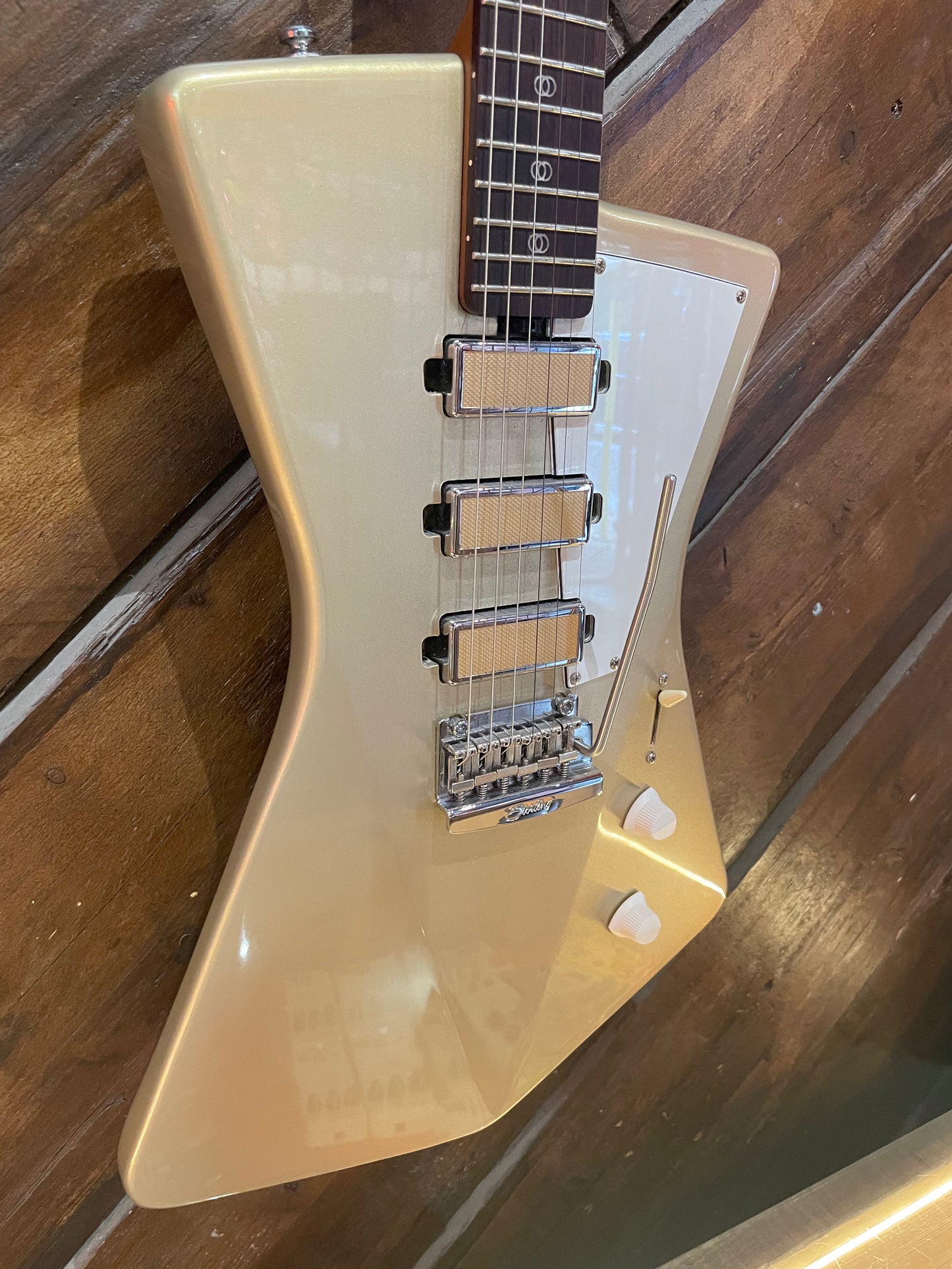 S/H Sterling By Music Man St Vincent Signature Goldie, Cashmere