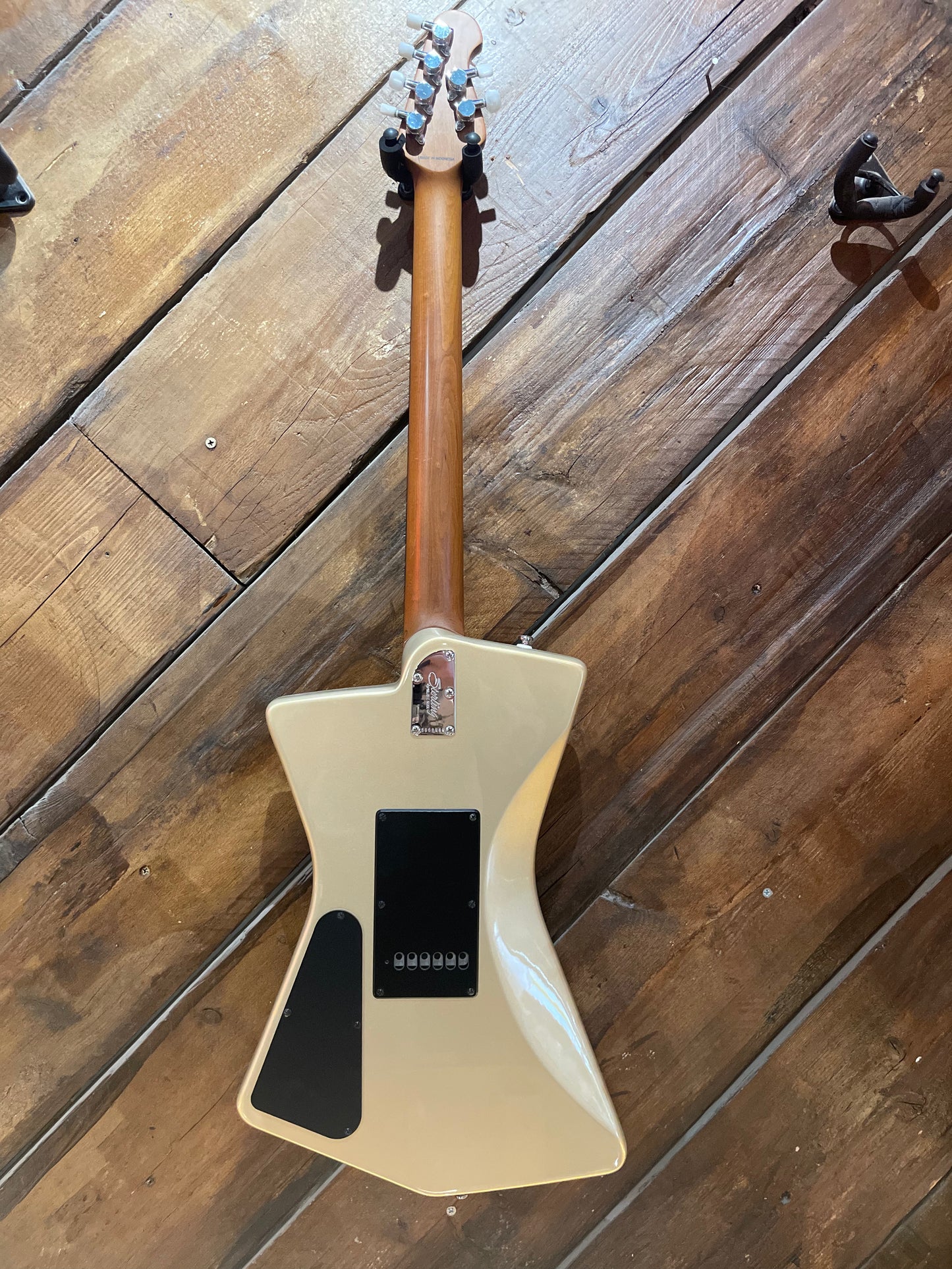 S/H Sterling By Music Man St Vincent Signature Goldie, Cashmere