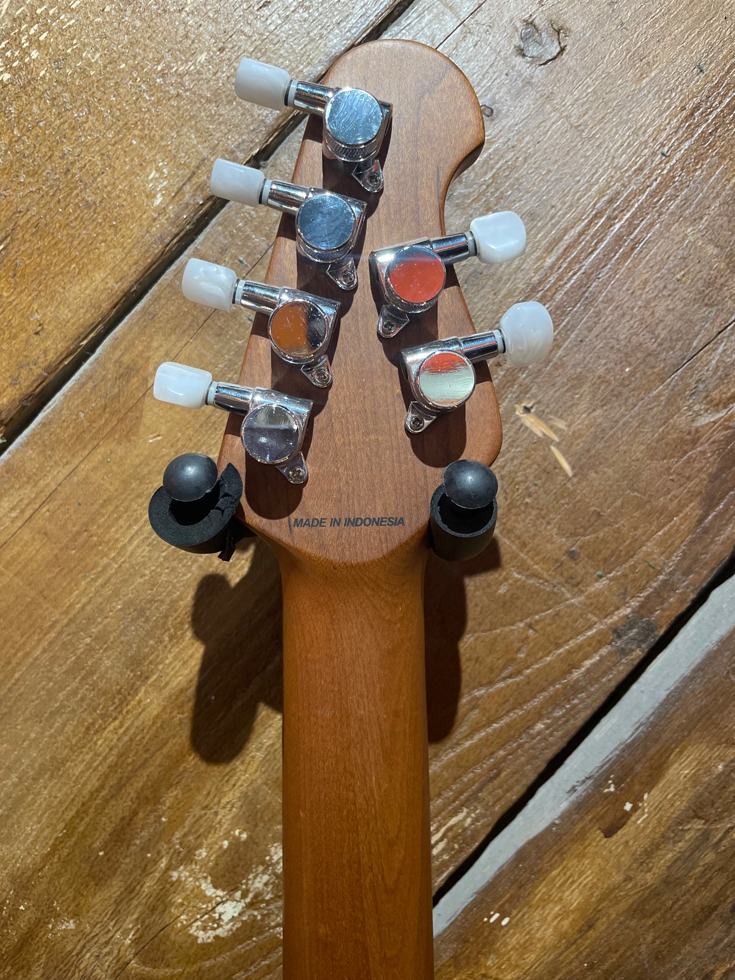 S/H Sterling By Music Man St Vincent Signature Goldie, Cashmere