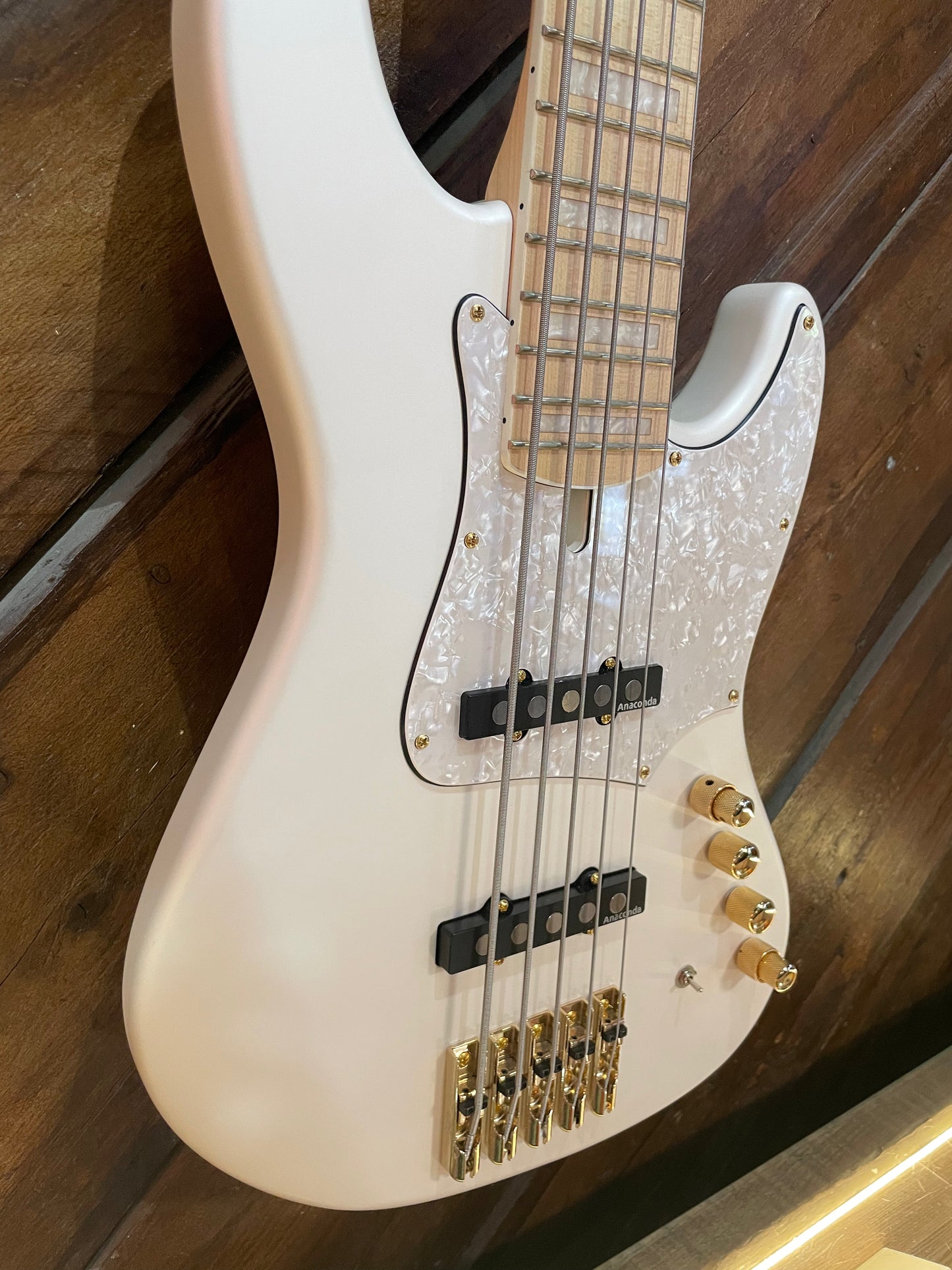 S/H 2022 Anaconda J5 Ultra Essence 5-String Electric Bass, Arctic White