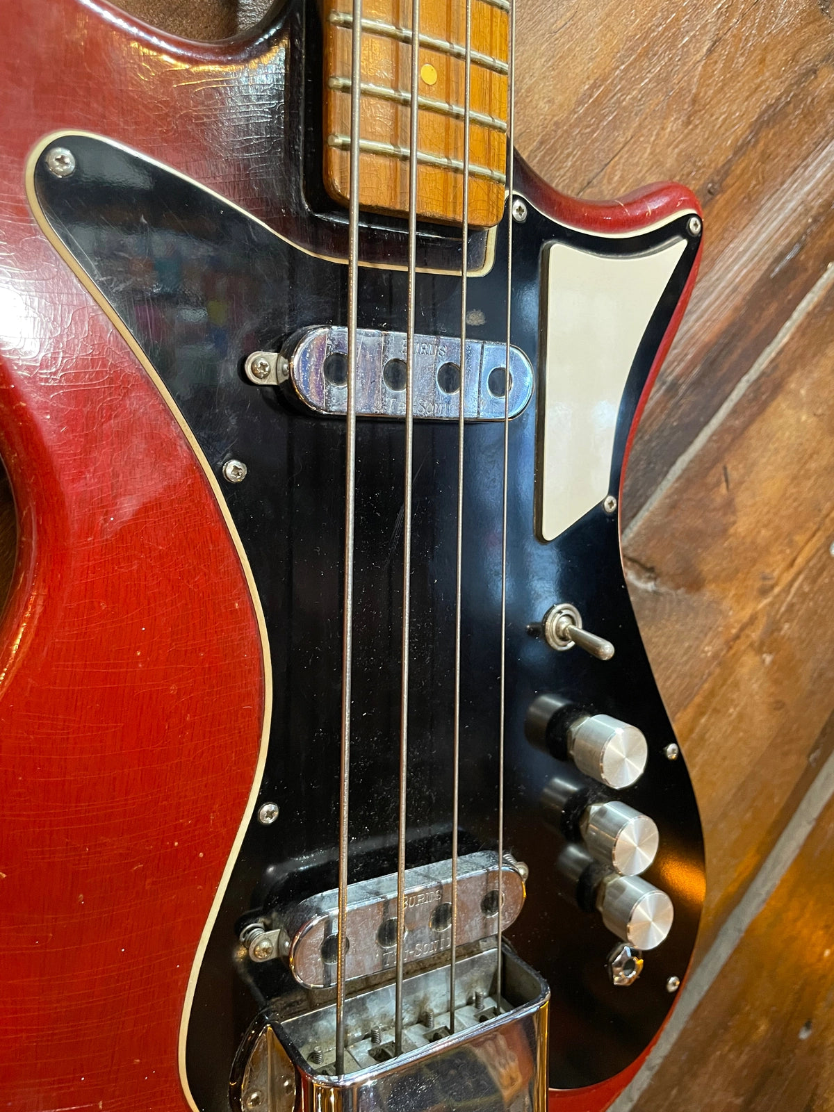 S/H 1963 Burns Sonic Short Scale Bass, Red