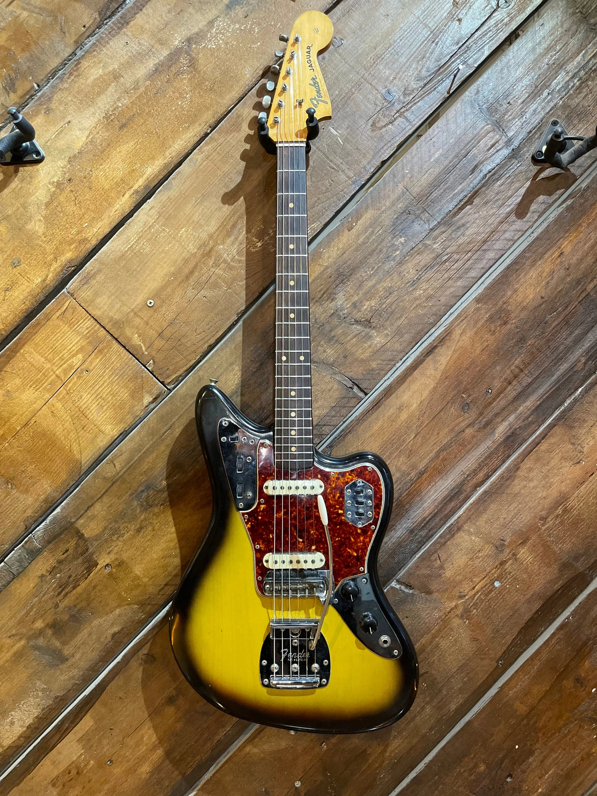 S/H 1964 Fender Jaguar, Three Tone Sunburst