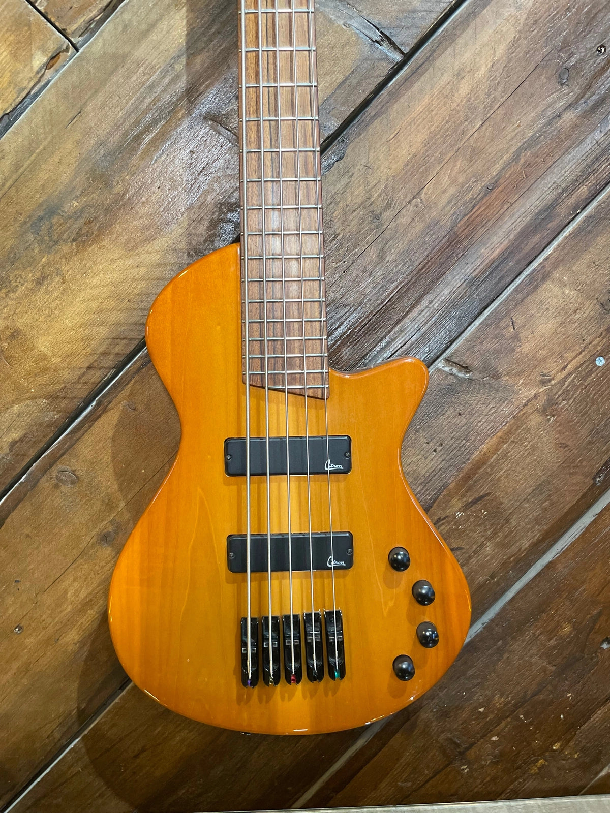 S/H Veillette USA Custom Paris V, 5 String Bass