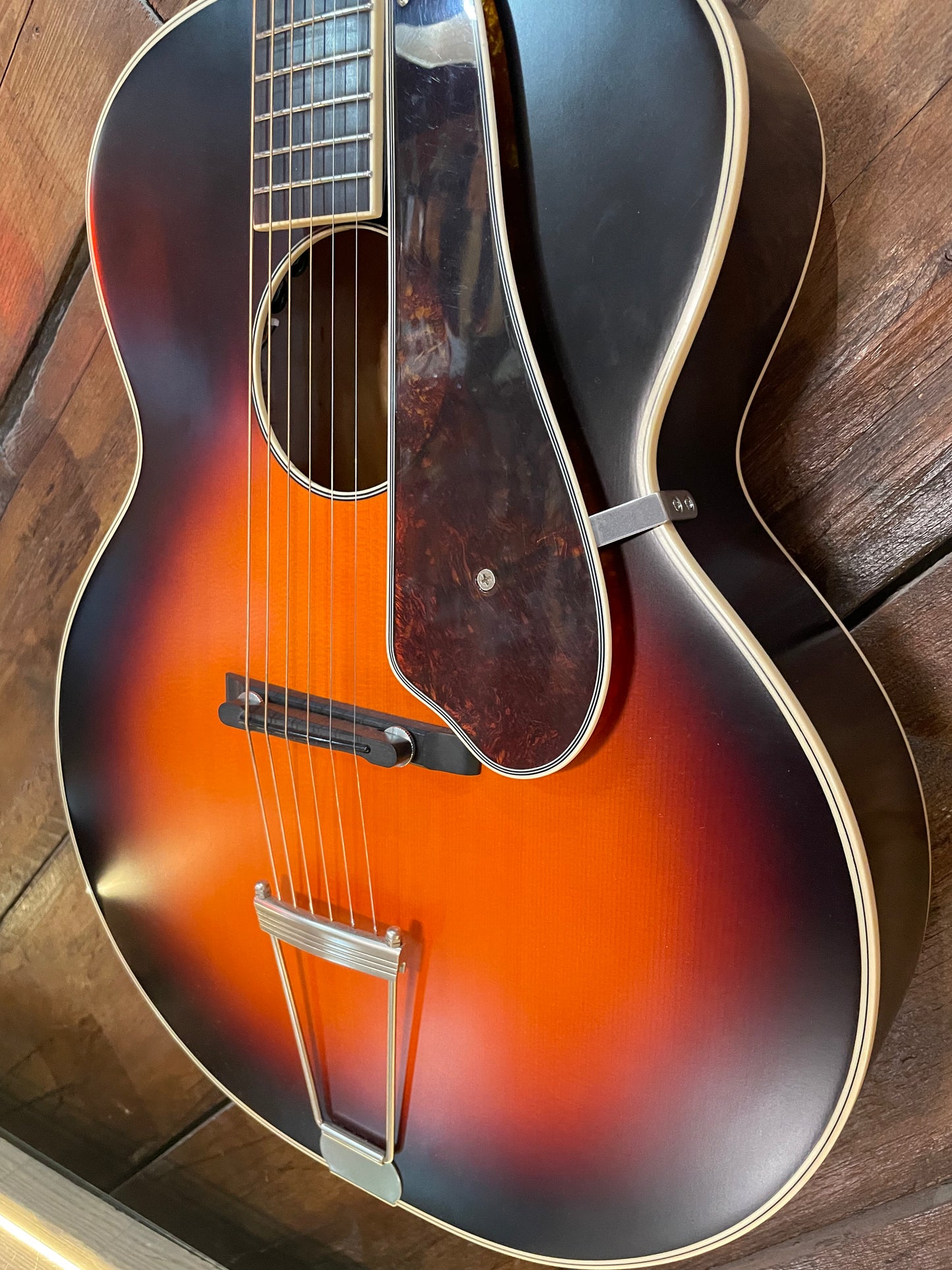 S/H Epiphone Masterbilt De Luxe Round Hole Electro-Acoustic Guitar, Vintage Sunburst
