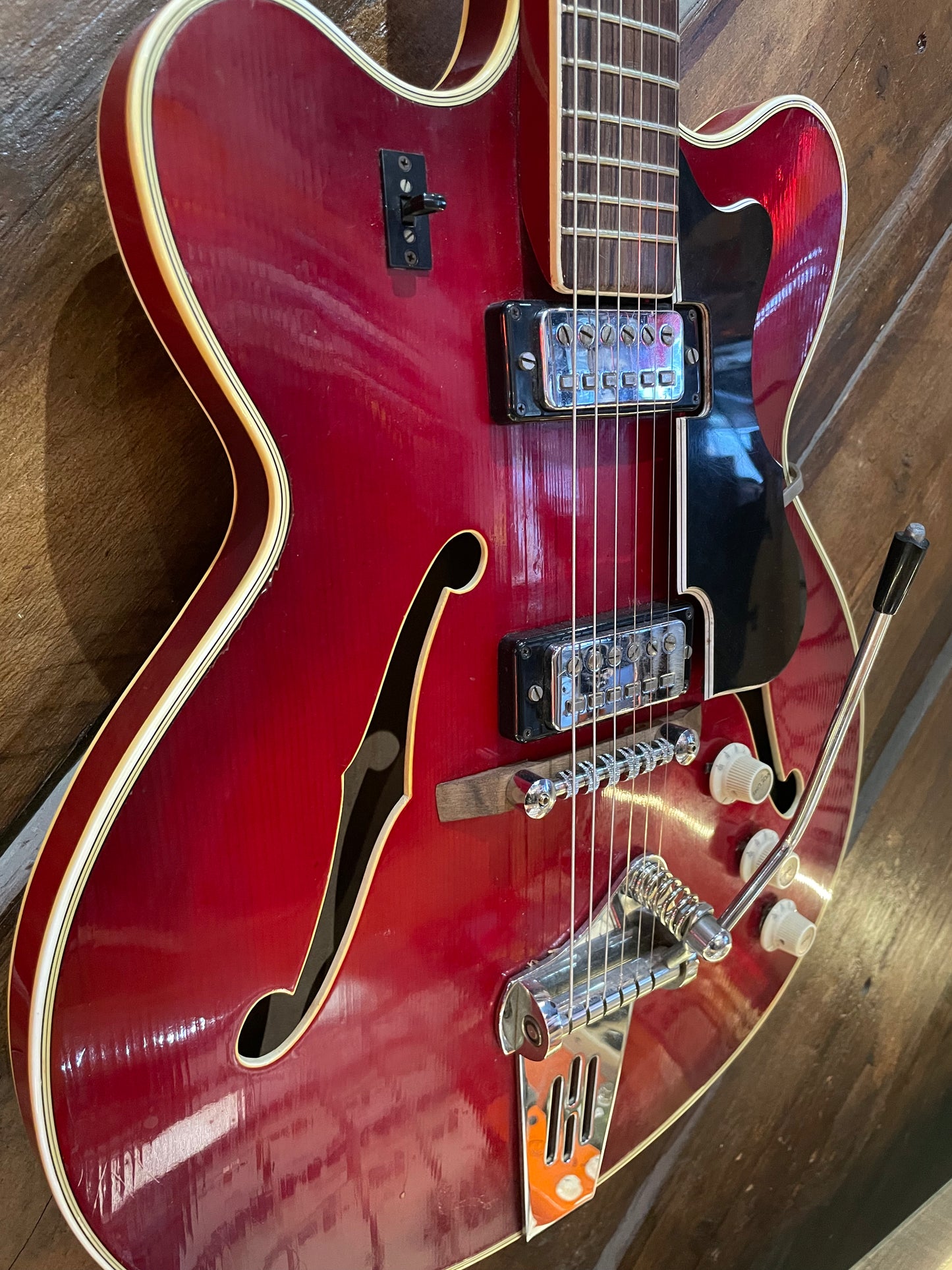 S/H 1960s Hofner Verythin Hollow-Body Electric Guitar, Cherry Red