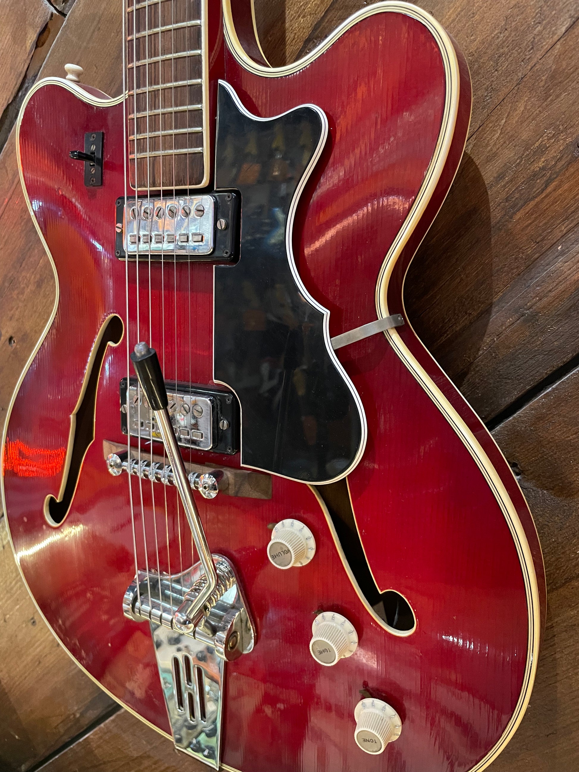 S/H 1960s Hofner Verythin Hollow-Body Electric Guitar, Cherry Red