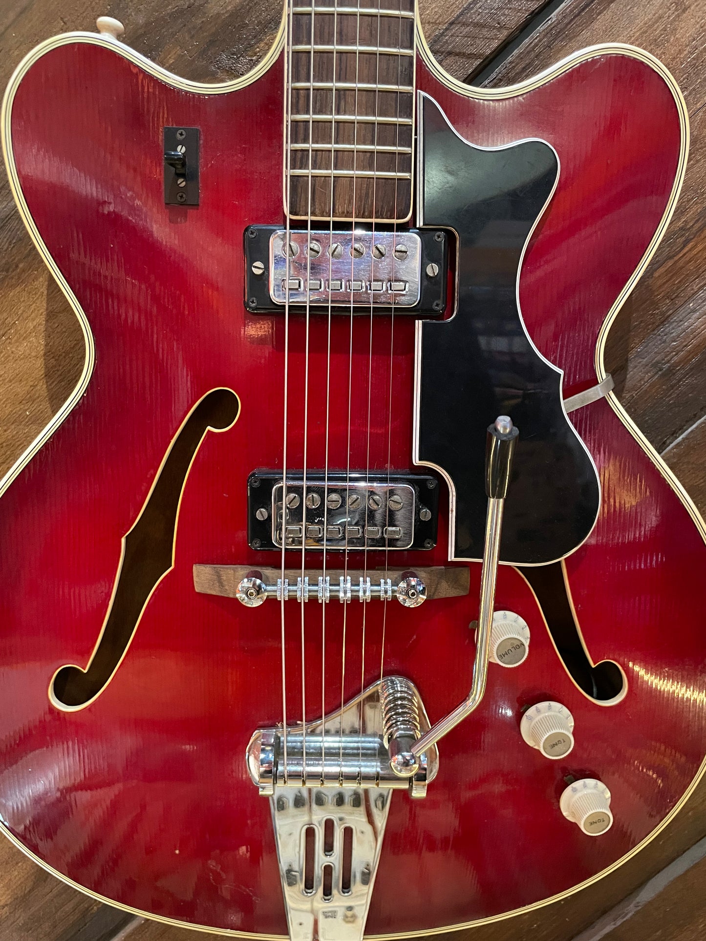 S/H 1960s Hofner Verythin Hollow-Body Electric Guitar, Cherry Red