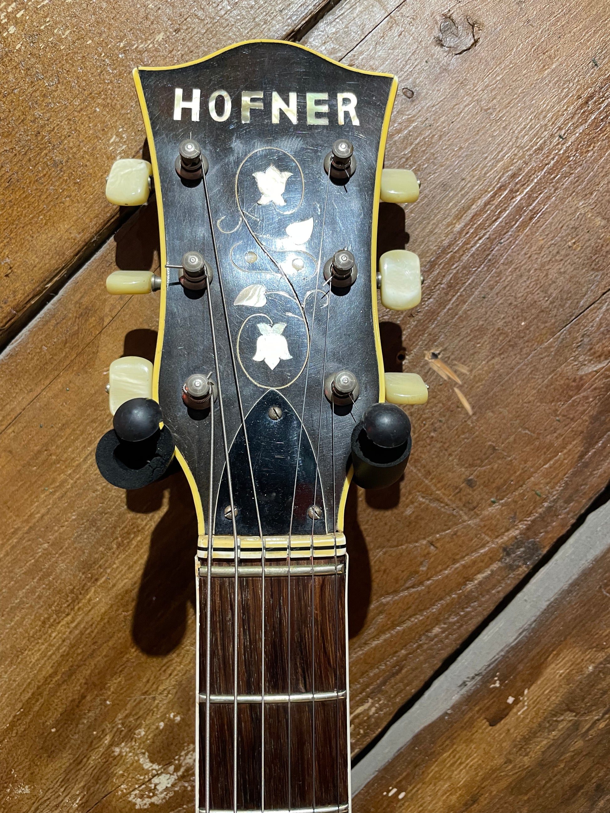 S/H 1960s Hofner Verythin Hollow-Body Electric Guitar, Cherry Red