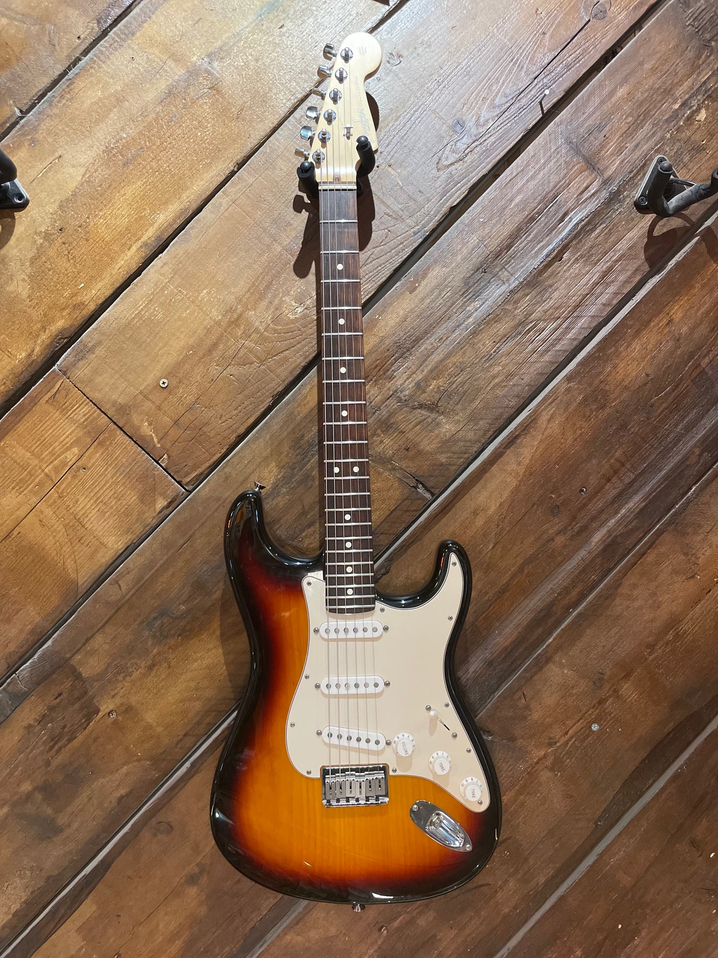 S/H 2005 Fender American Series Stratocaster Hard Tail, Three Tone Sunburst