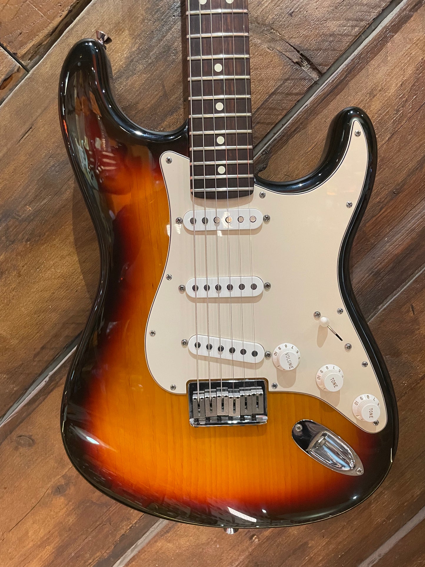 S/H 2005 Fender American Series Stratocaster Hard Tail, Three Tone Sunburst