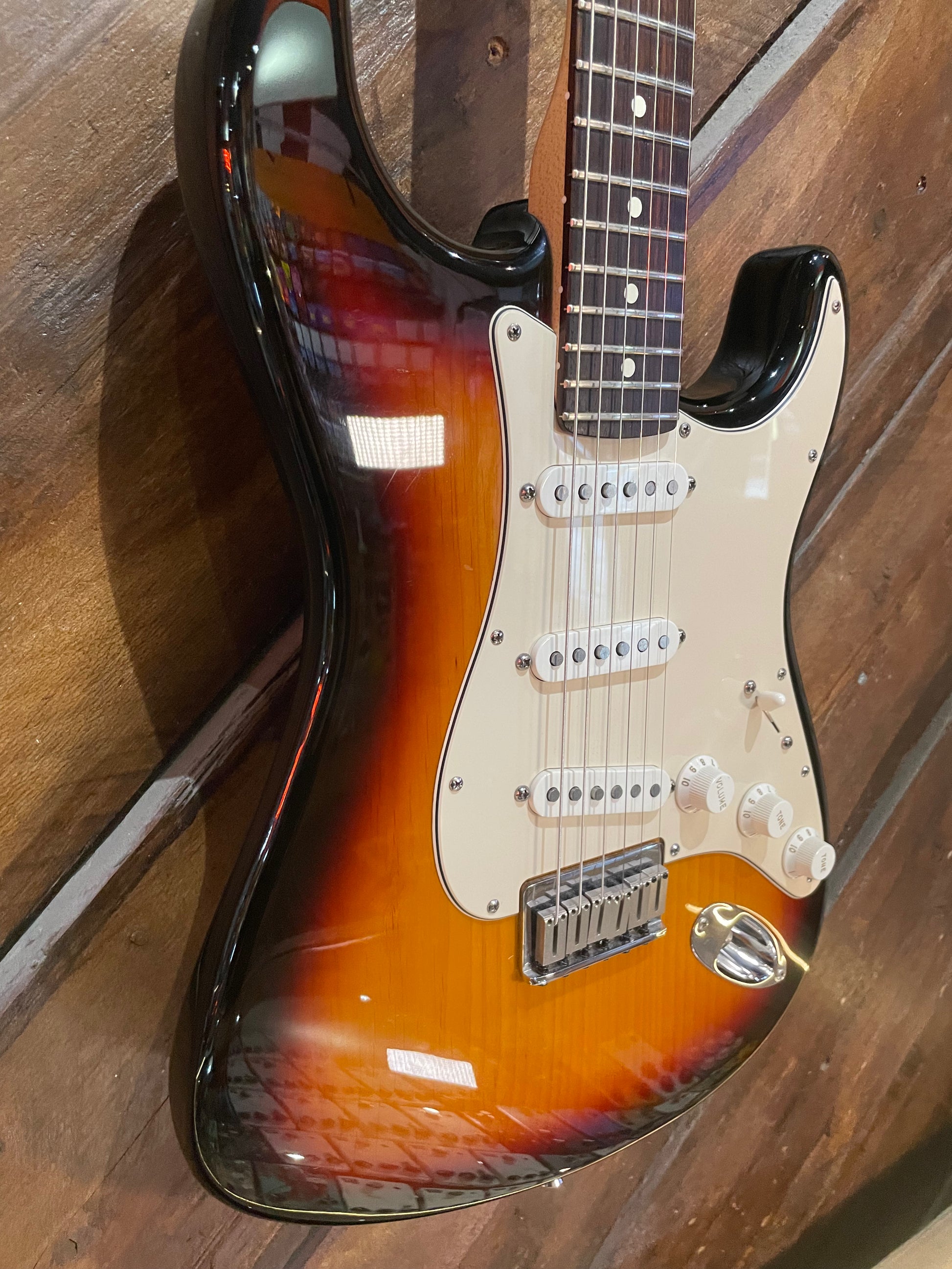 S/H 2005 Fender American Series Stratocaster Hard Tail, Three Tone Sunburst