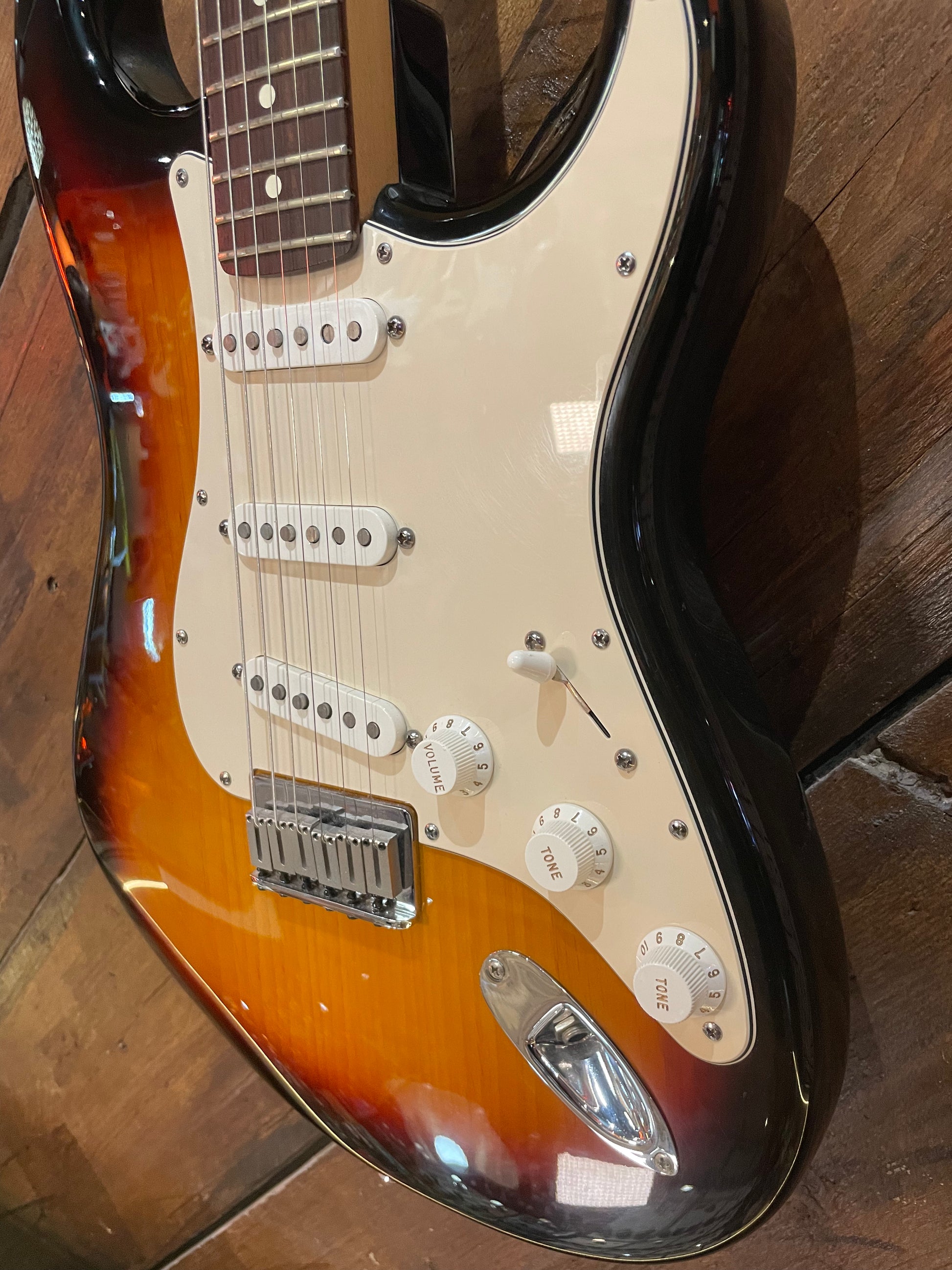 S/H 2005 Fender American Series Stratocaster Hard Tail, Three Tone Sunburst
