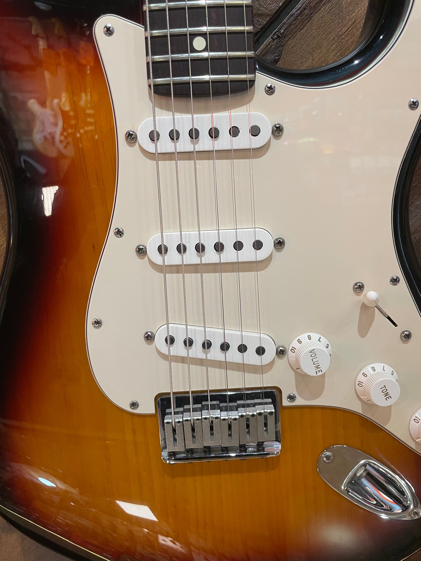 S/H 2005 Fender American Series Stratocaster Hard Tail, Three Tone Sunburst