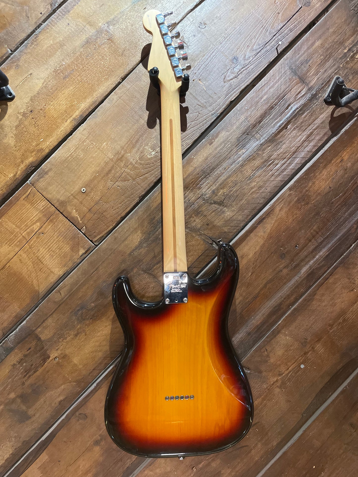 S/H 2005 Fender American Series Stratocaster Hard Tail, Three Tone Sunburst