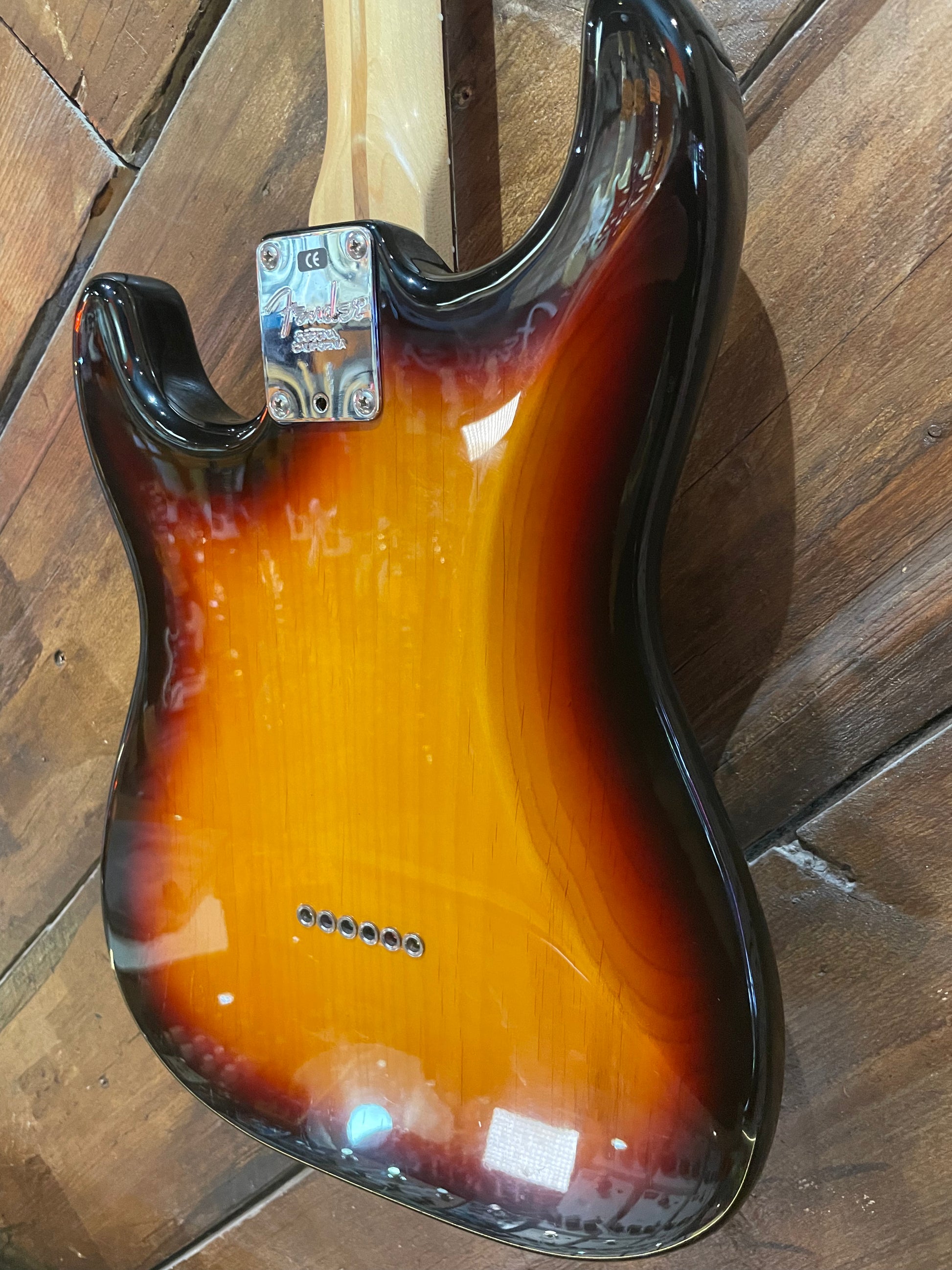 S/H 2005 Fender American Series Stratocaster Hard Tail, Three Tone Sunburst