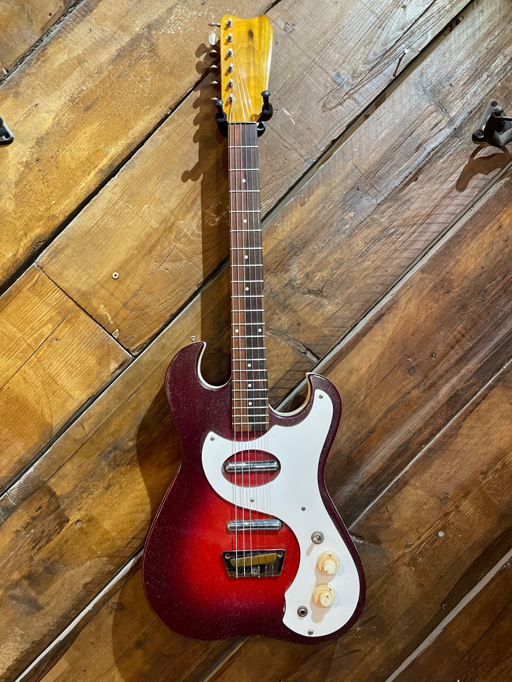 S/H 1963 Silvertone 1457 'Amp & Can' Electric Guitar, Red Burst