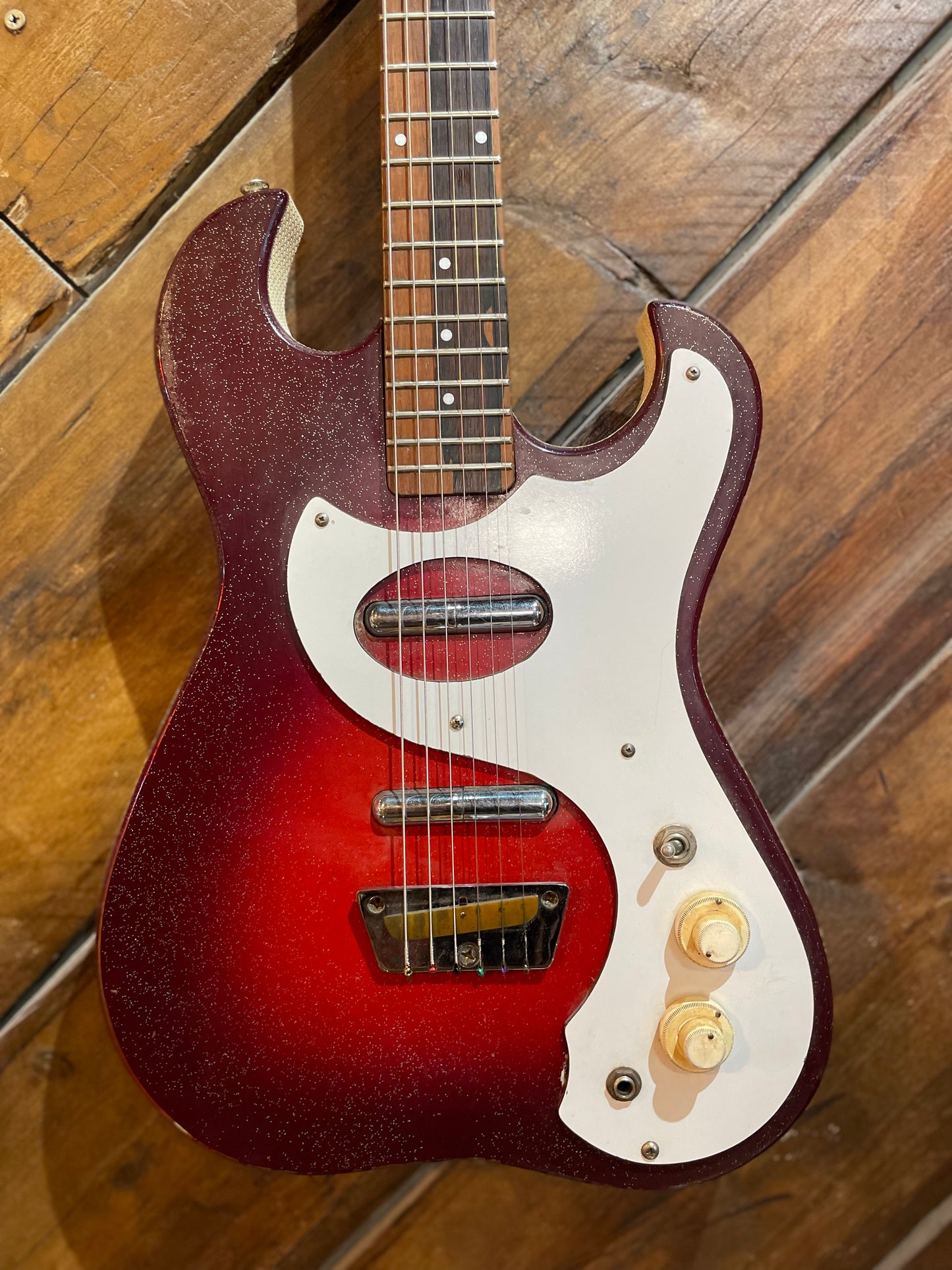 S/H 1963 Silvertone 1457 'Amp & Can' Electric Guitar, Red Burst