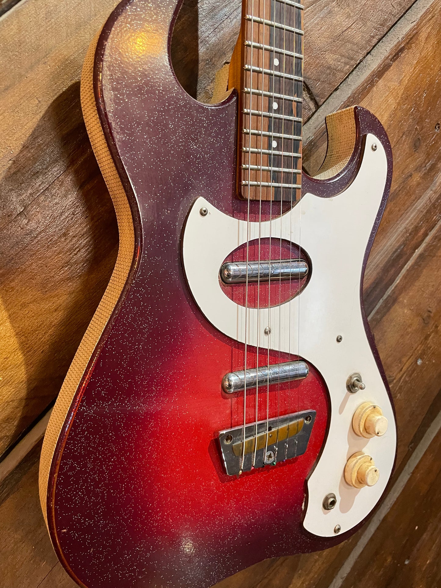 S/H 1963 Silvertone 1457 'Amp & Can' Electric Guitar, Red Burst